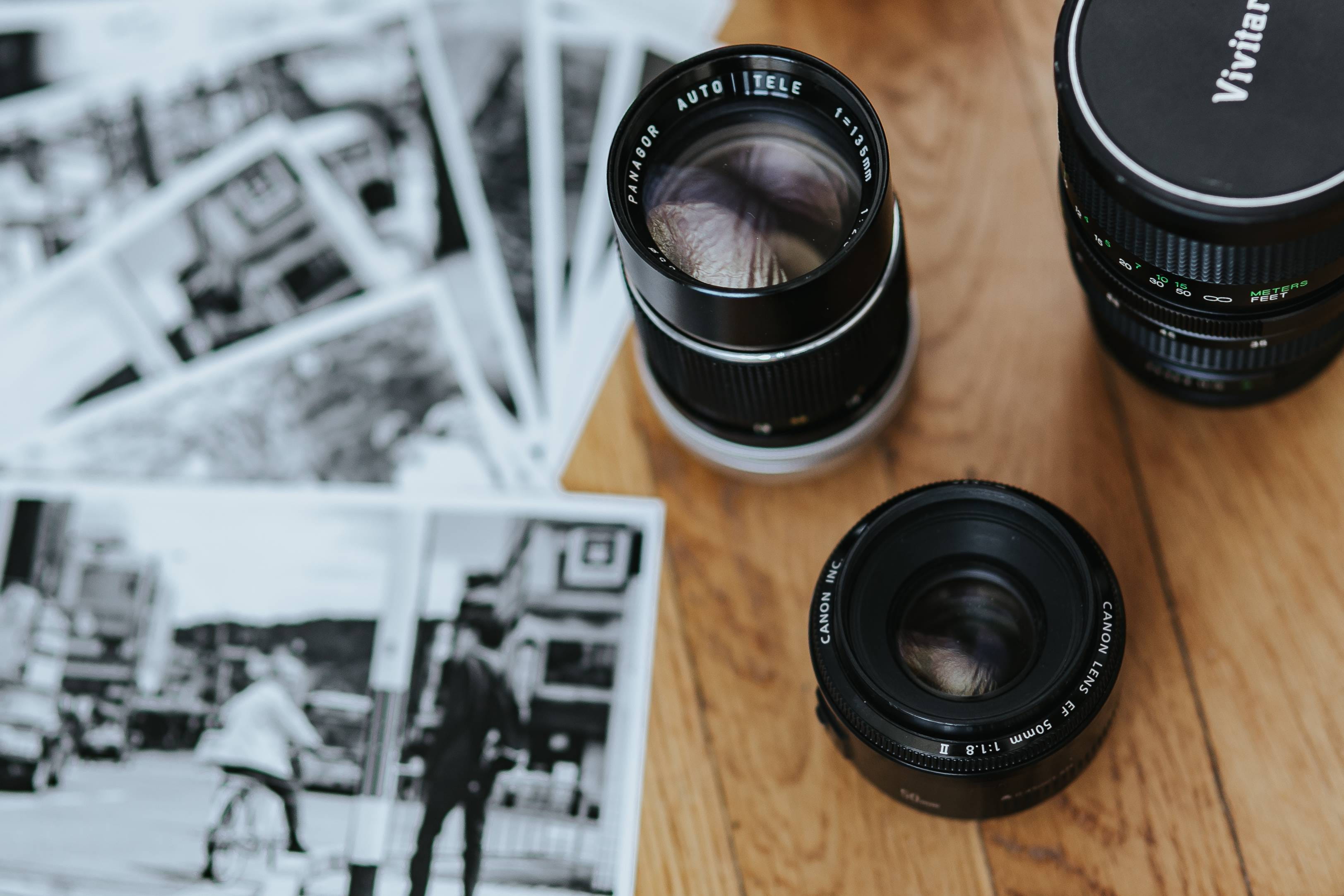 black-and-white, photos, wood - material, focus on foreground, technology, film industry, indoors, lens - Optical Instrument, white, Old, digital camera, HD Wallpaper