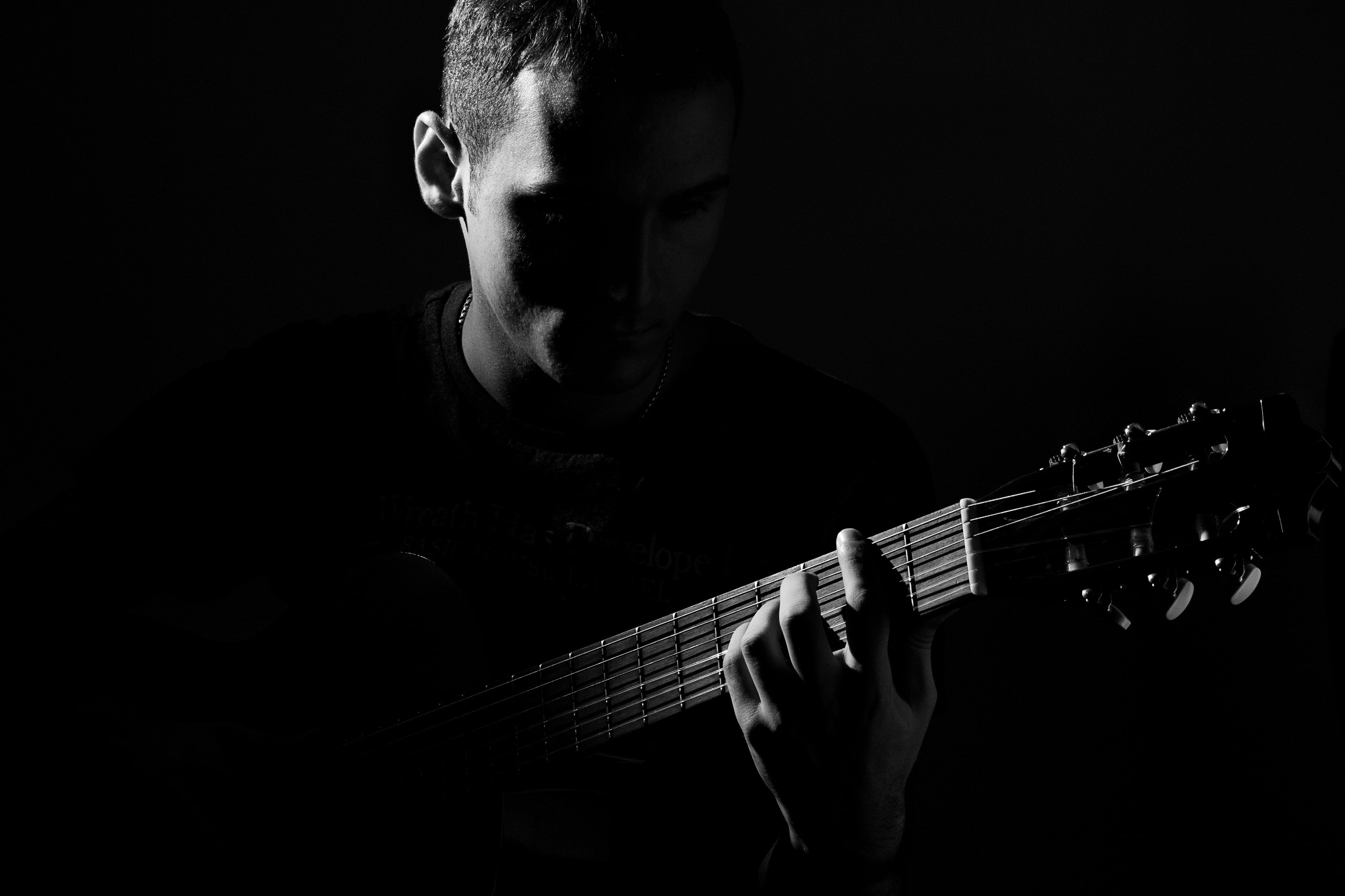 2K, musical instrument, guitar, music, guitarist, monochrome, dark, men, HD Wallpaper