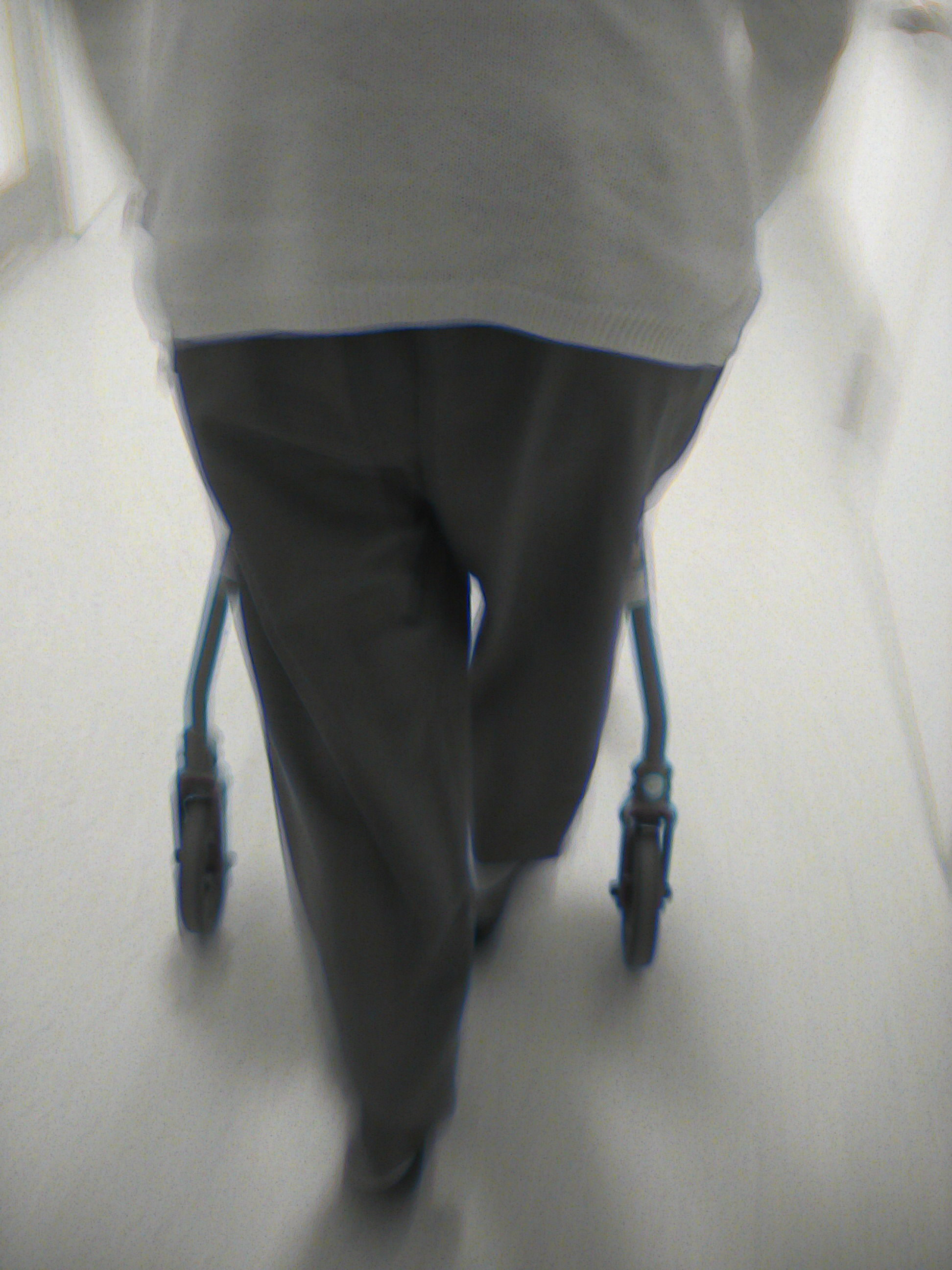 low section, nationals, pants, care costs, one person, alzheimers, 2K, indoors, human, women, old, old peoples home, body part, age, dependent, care, civilian service, Phone HD Wallpaper