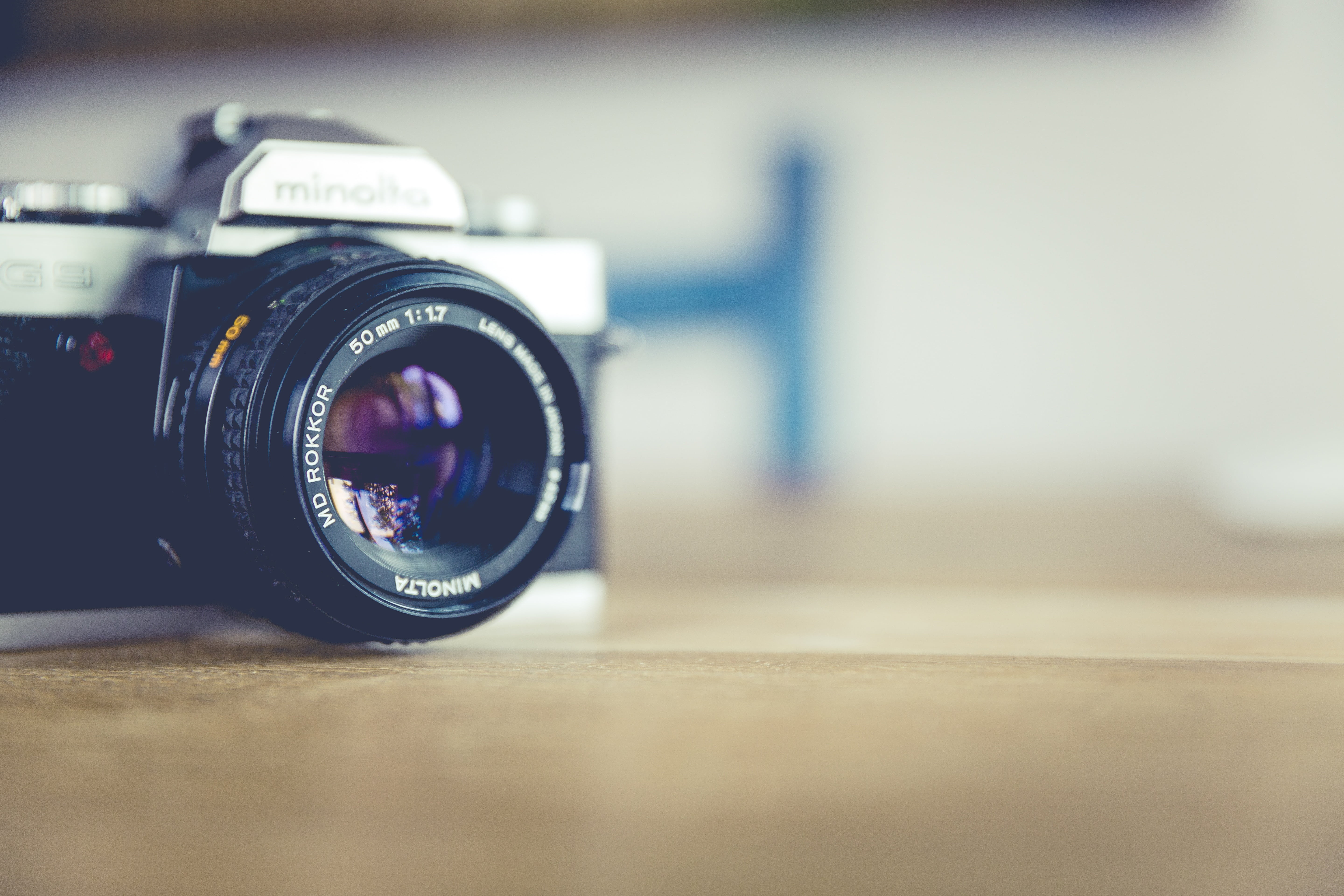 indoors, analog, no people, used-look, image, table, wooden, lens - eye, silver, hipster, chrome, rangefinder, contemporary, professional, focus on foreground, HD Wallpaper