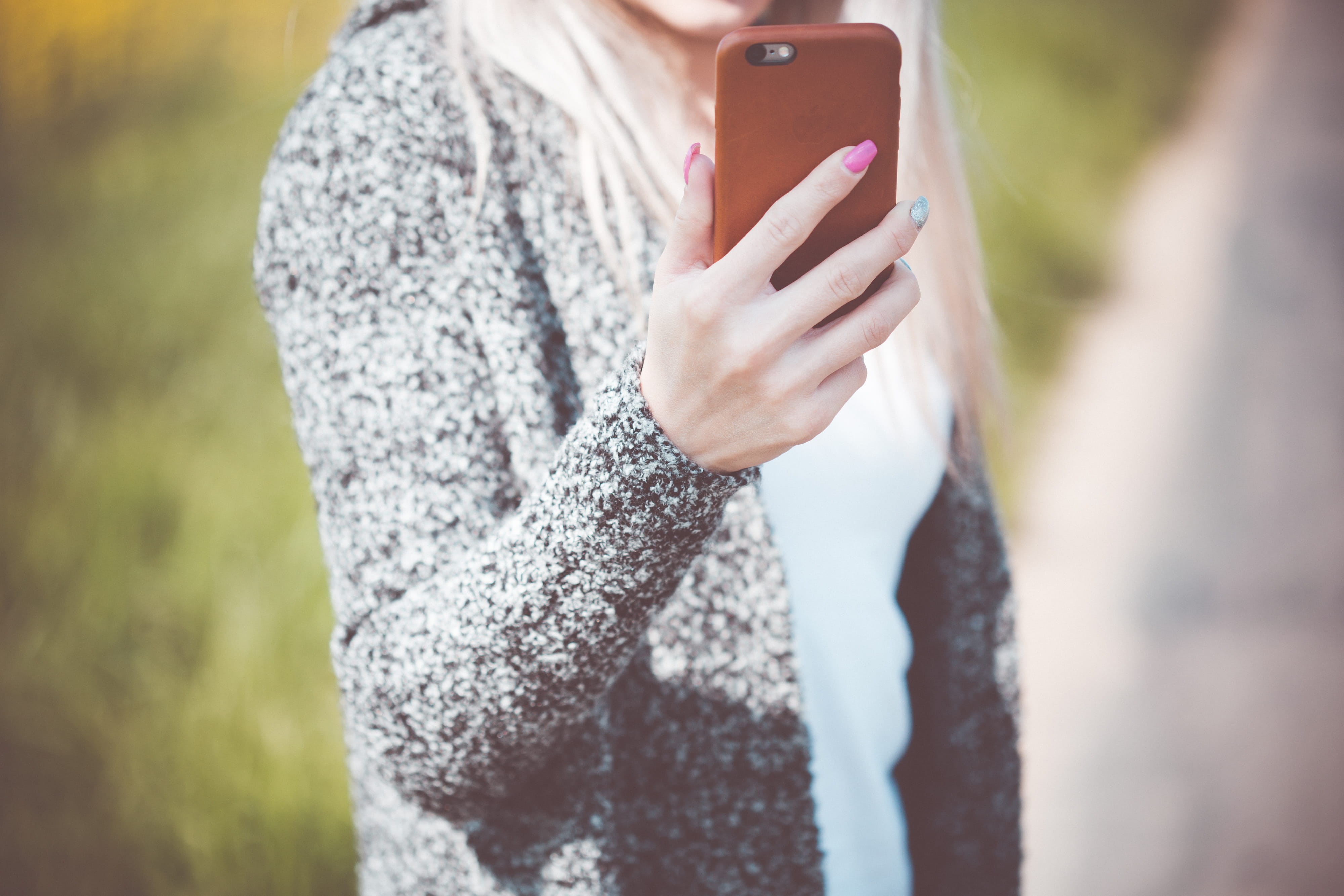 girl, connection, sweatshirt, clothing, portable information device, text Messaging, young, hands, one Person, iPhone, caucasian Ethnicity, nails, smiling, HD Wallpaper