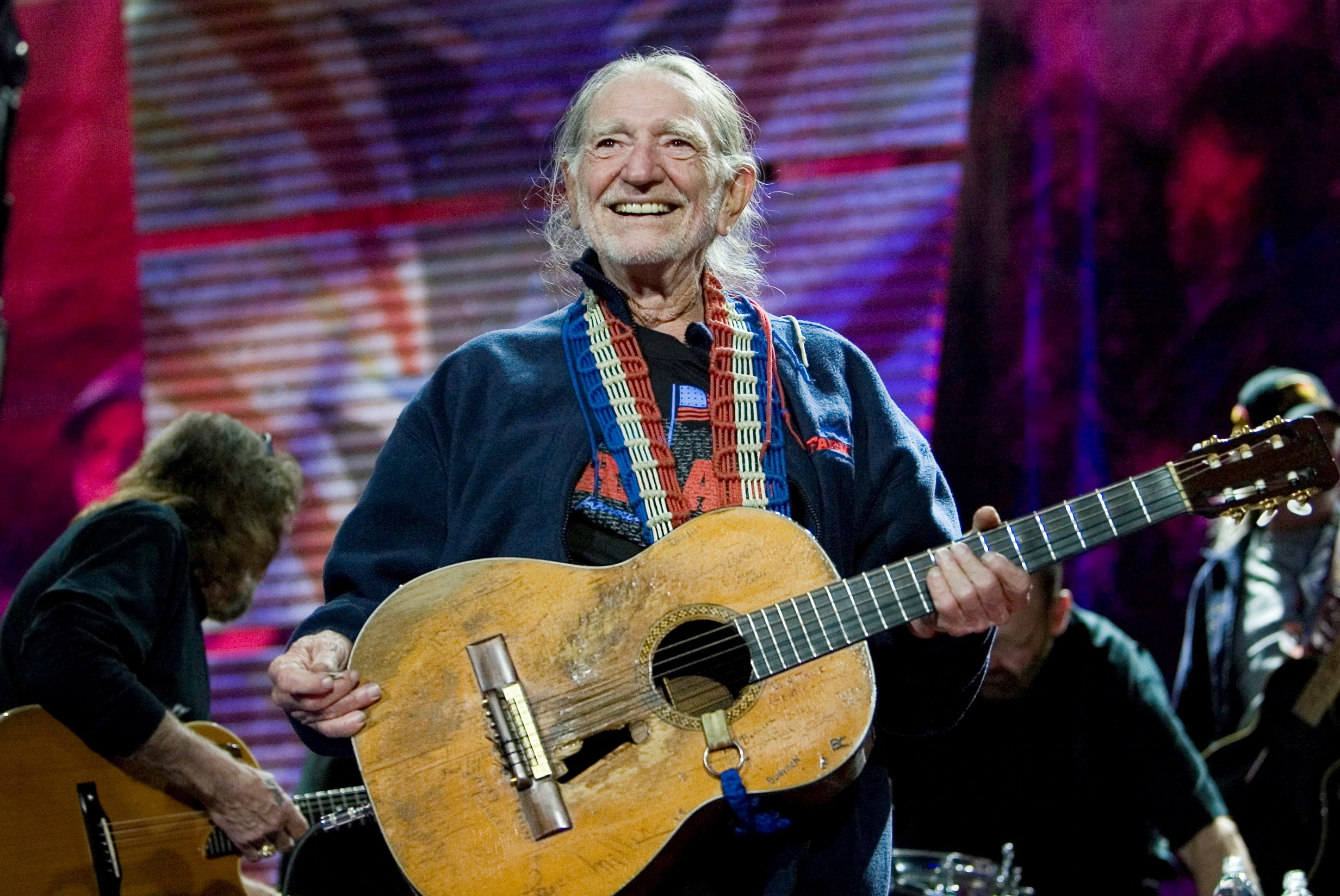 happiness, arts culture and entertainment, willie nelson, adult, music, cheerful, artist, musician, guitar, smiling, musical equipment, stage, musical instrument, HD Wallpaper