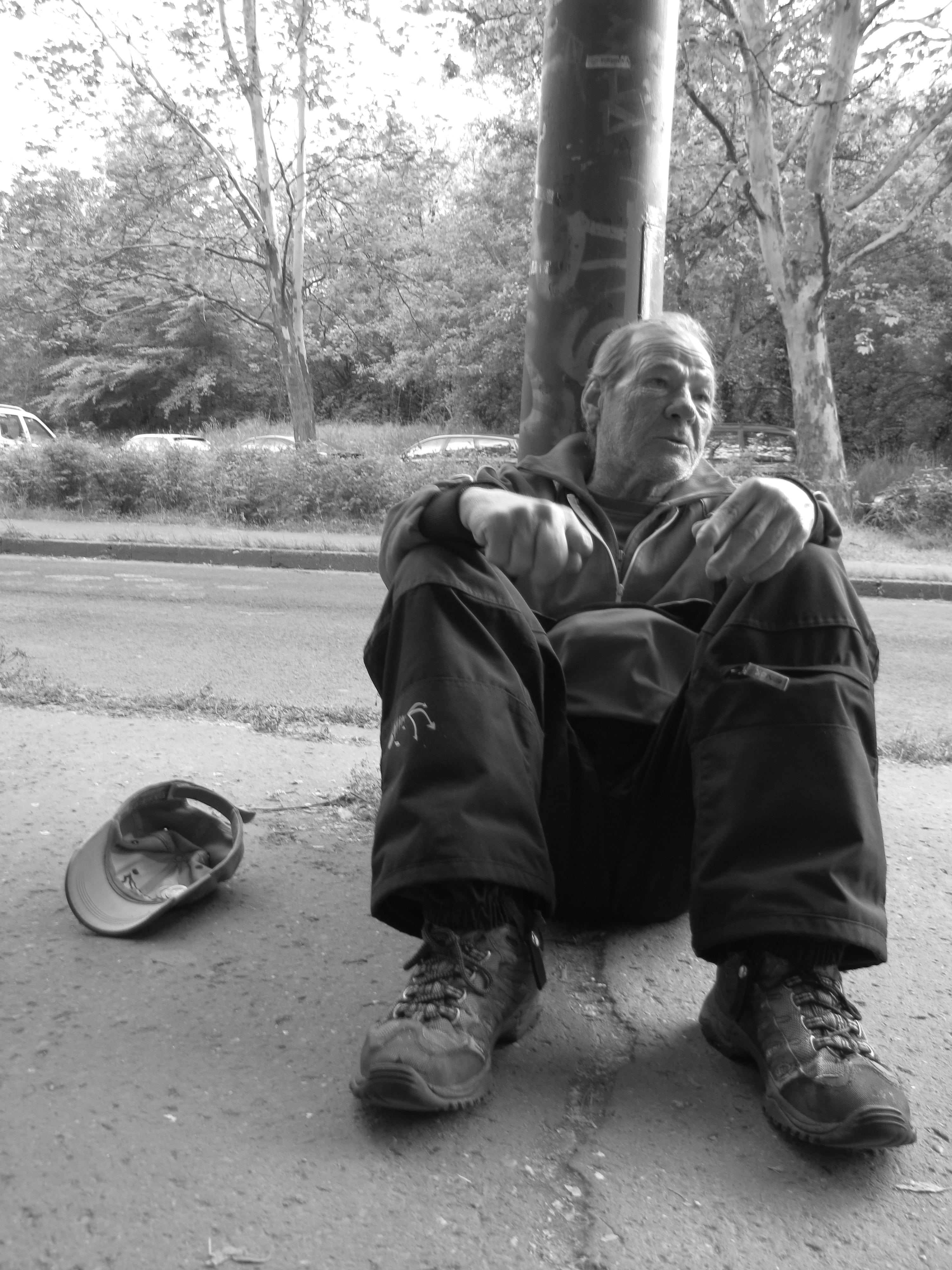 nature, real people, lifestyles, elderly, adult, casual clothing, men, full length, one person, beggar, black And White, poor, pole, sitting, senior men, Phone HD Wallpaper