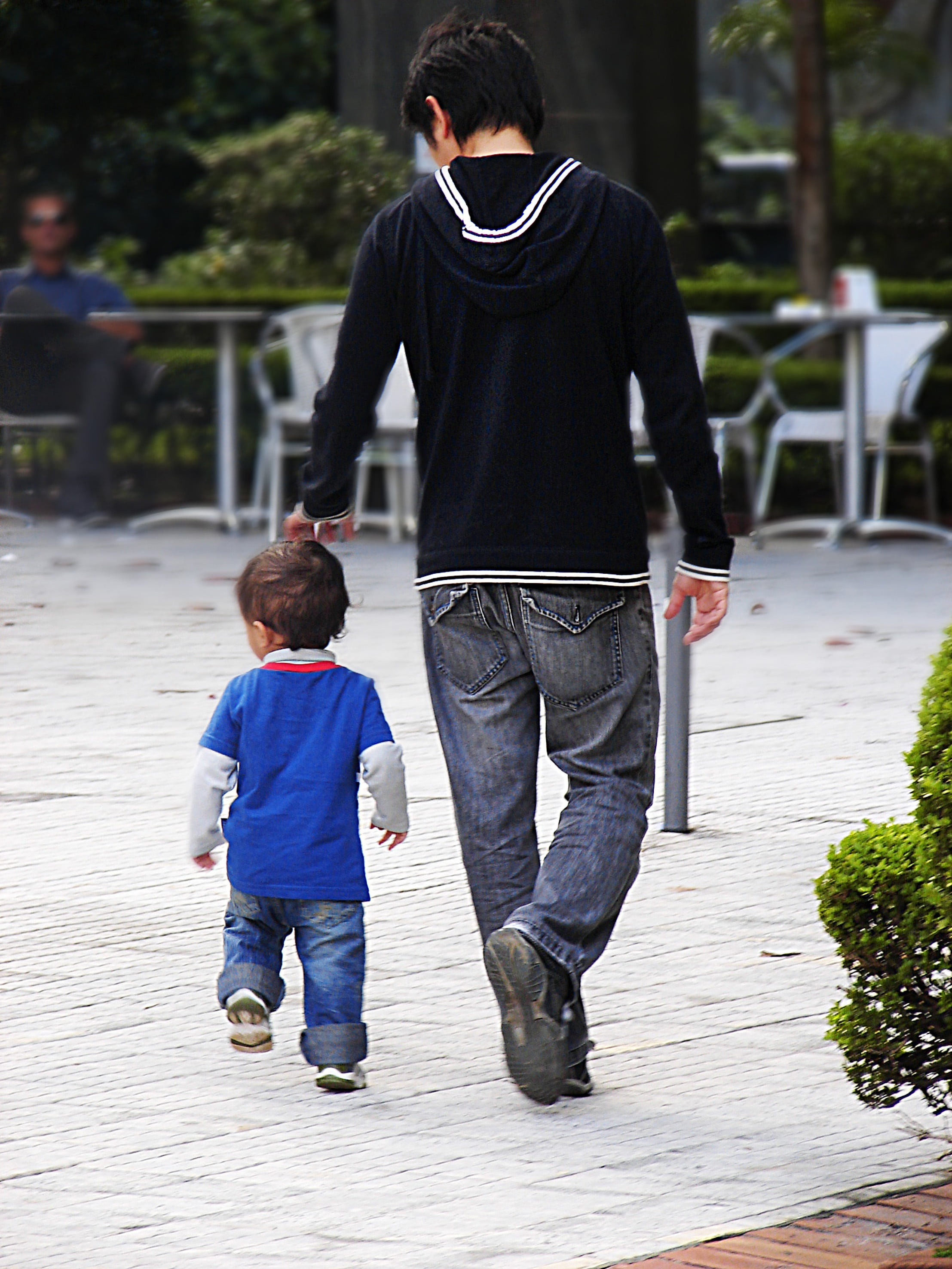 street, family, father and son, casual clothing, walking, family with one child, people, father, males, rear view, outdoors, real people, son, positive emotion, Phone HD Wallpaper