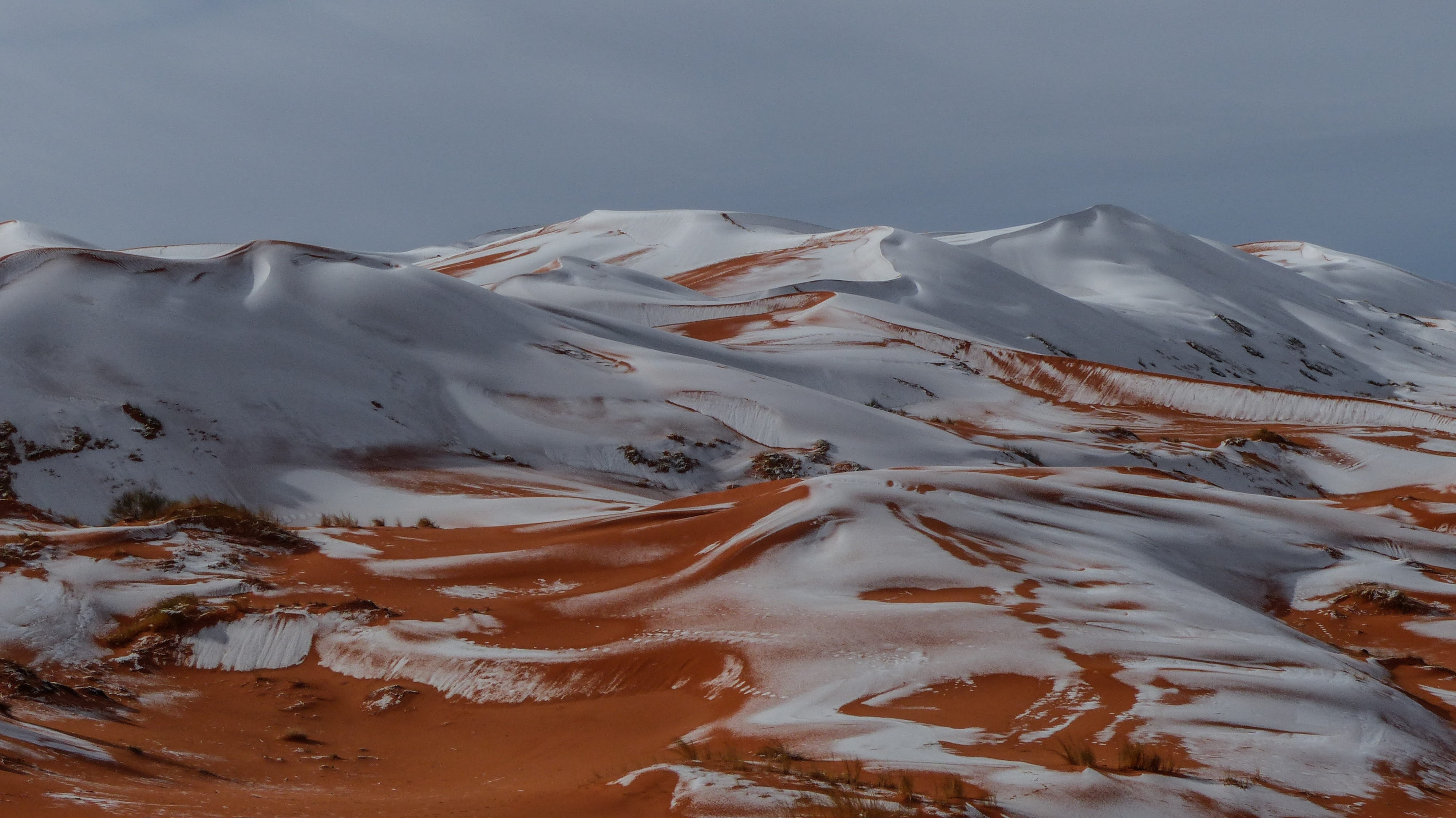 panoramic, landscape, extreme terrain, 4K, dunes, snowcapped mountain, no people, environment, desert, aucune personne, mountain, étendue deau, snow, tranquility, HD Wallpaper