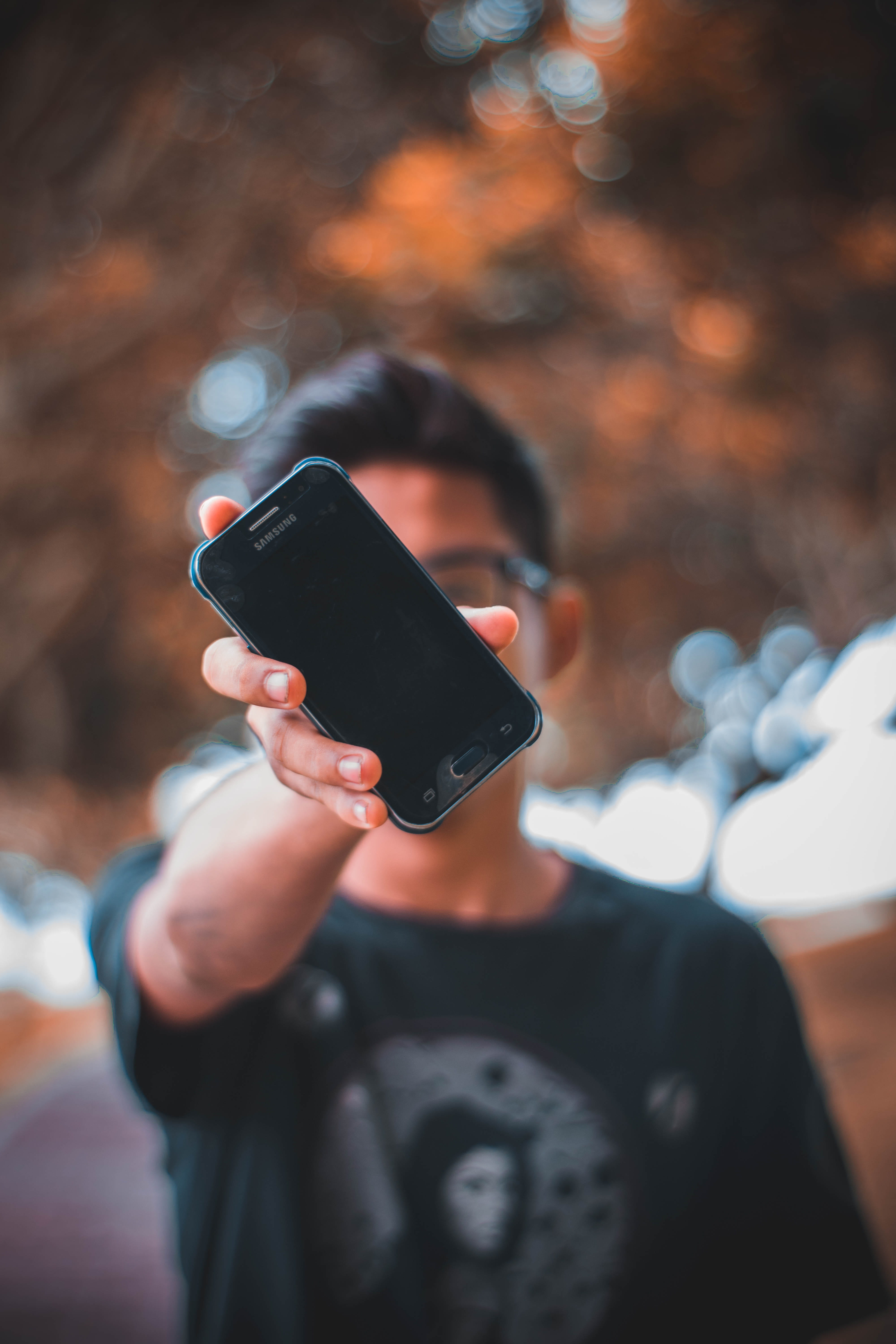 showing, mobile phone, finger, lifestyles, arbol, man, unsplash, phone, persona, communication, tecnologium, leisure activity, hand, real people, smartphone, Phone HD Wallpaper