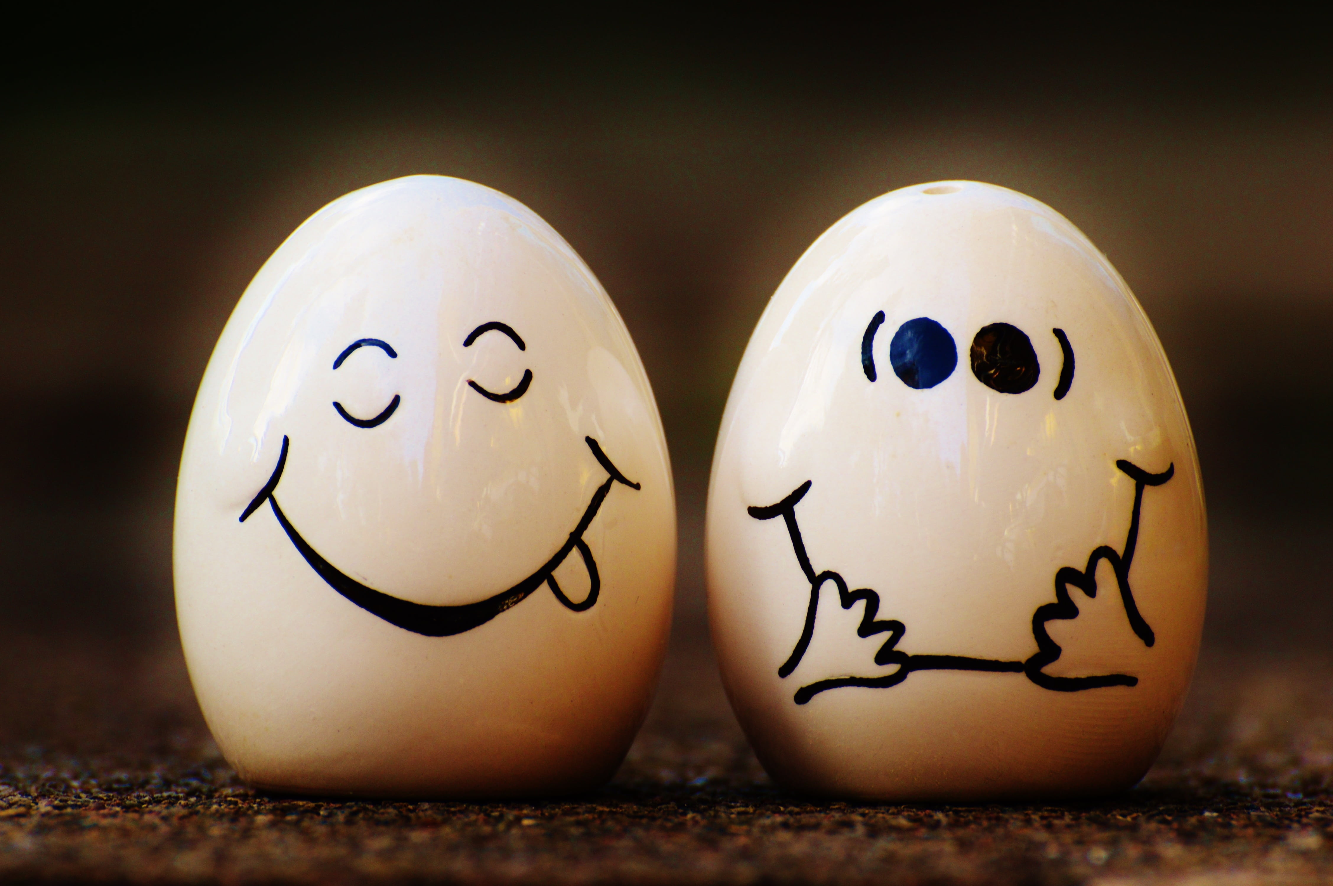 close-up, food, broken, fun, smiley, smiling, salt, cute, white, indoors, cheerful, egg, pepper, salt shaker, eggs, animal Egg, emotion, trinkets, laugh, HD Wallpaper