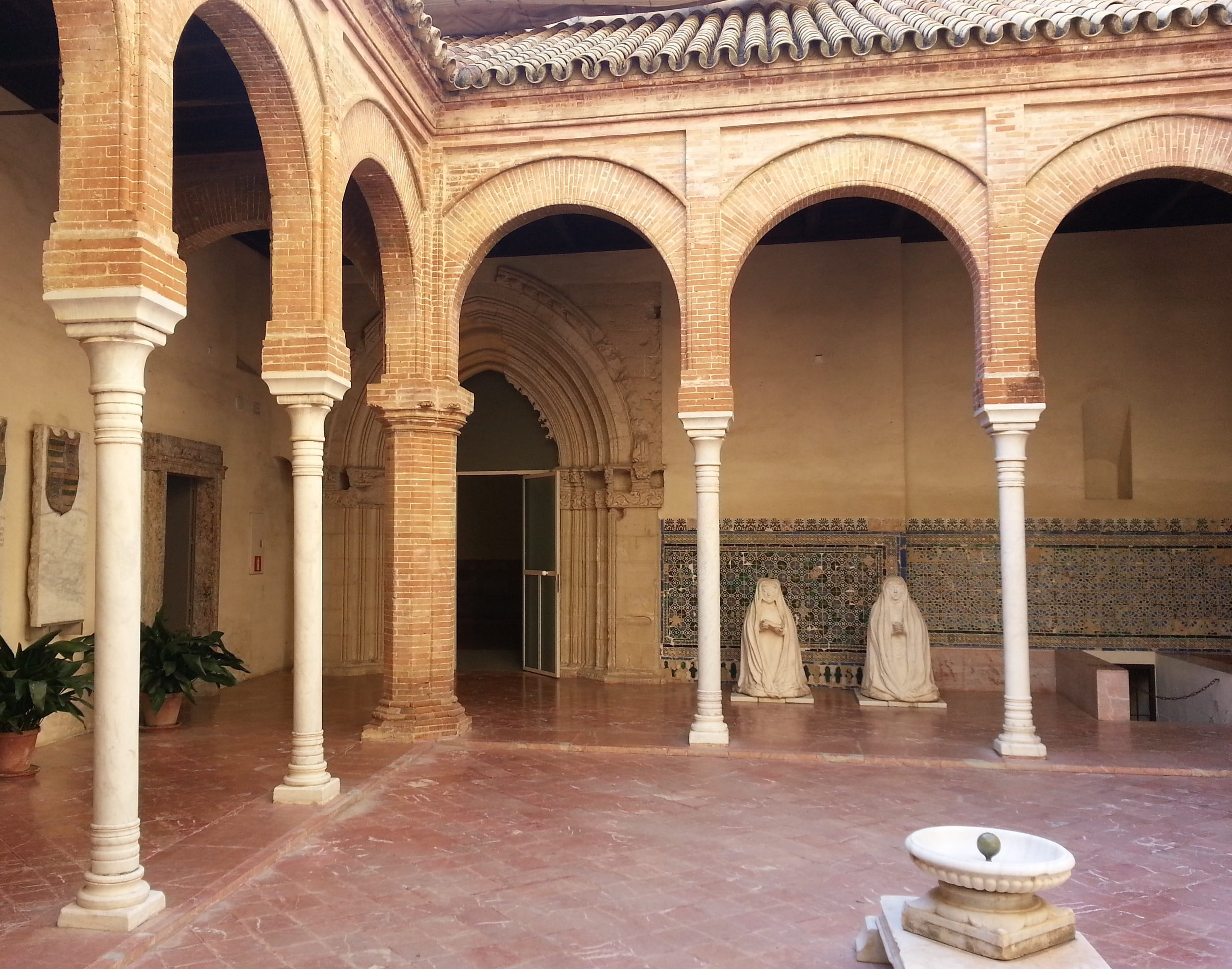 kneeling, 2K, architectural feature, arch, seville, statues, no people, silence, outdoors, cloister, spain, bricks, colonnade, built structure, building, HD Wallpaper