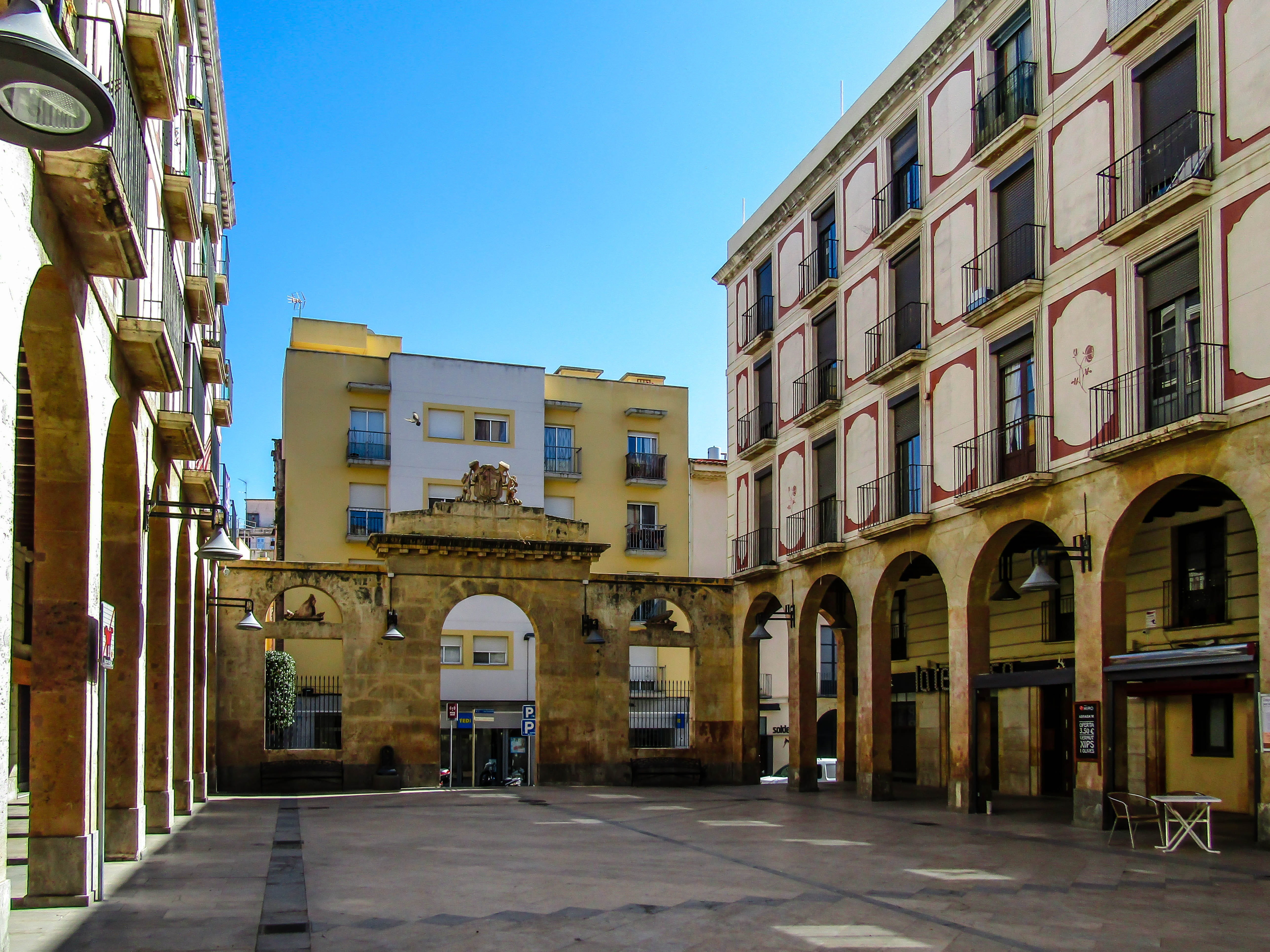 built structure, courtyard, exterior, tourism, the way forward, direction, architecture, street, tourist, historical, history, building, clear sky, old, HD Wallpaper