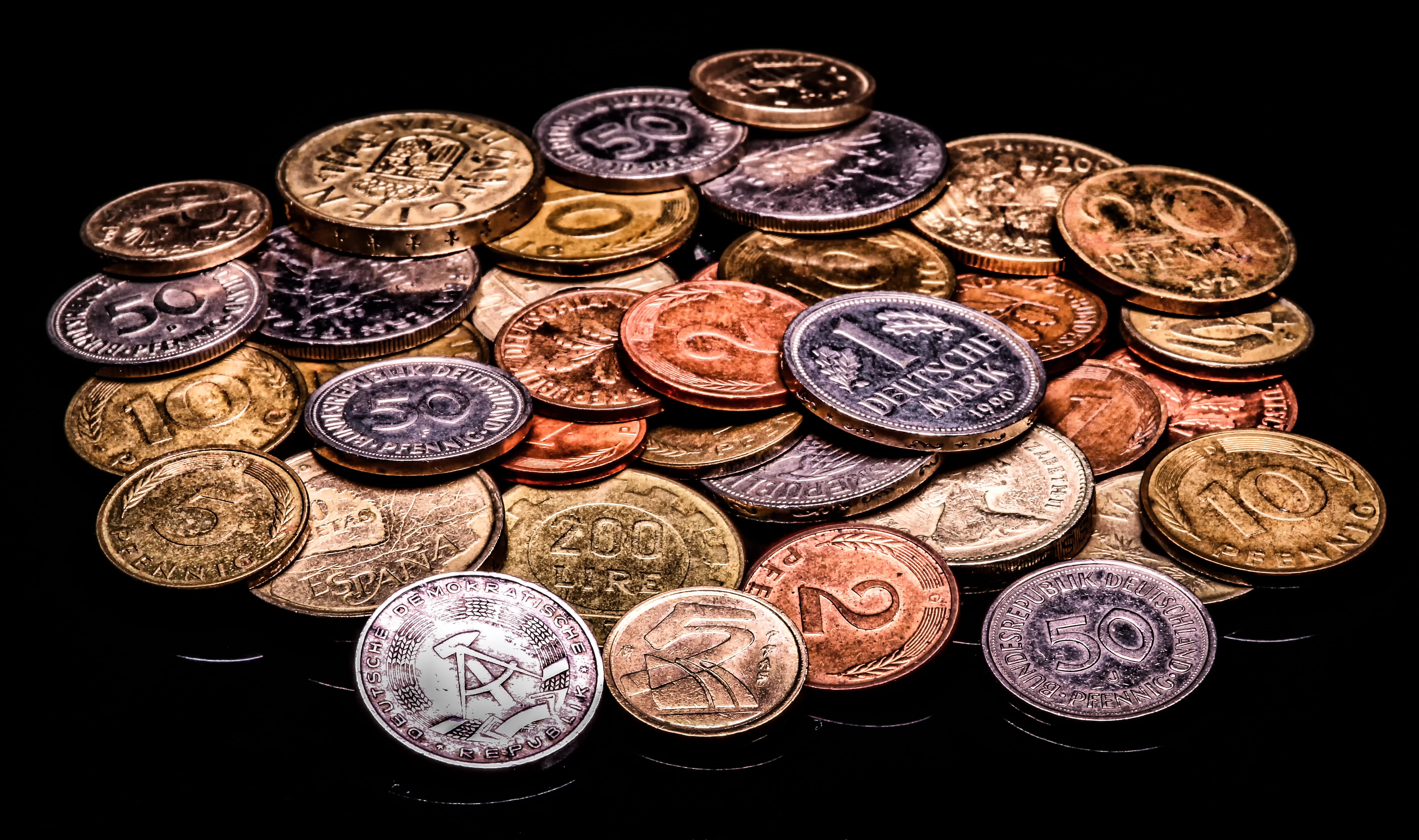 money, economy, lira, studio shot, ddr, historically, peseta, indoors, wealth, collection, penny, close-up, deutsche mark, crisis, business, large group of objects, HD Wallpaper
