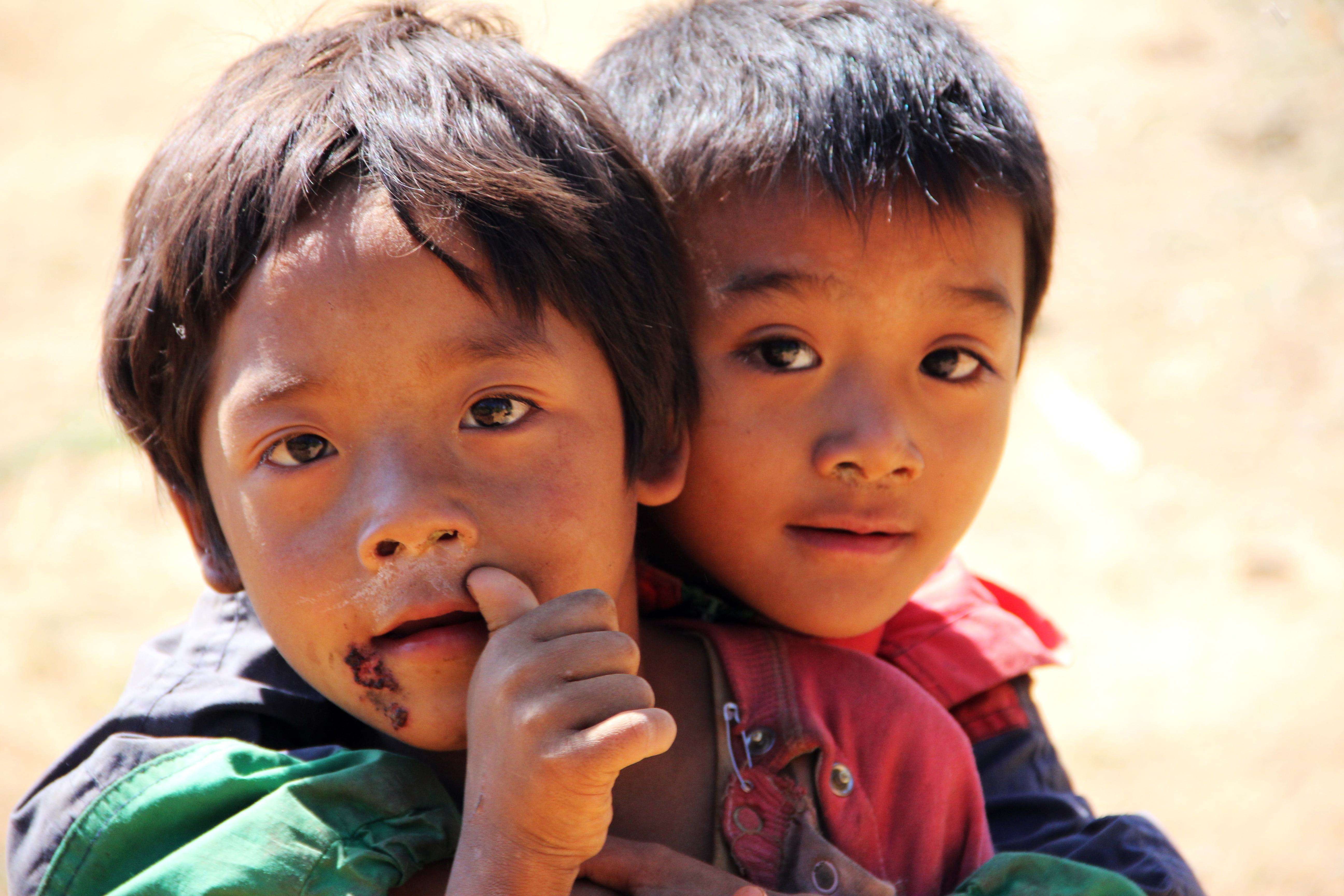 5K, child, real people, females, looking at camera, innocence, myanmar, asylum seekers, emotion, sister, two people, togetherness, humanitarian, hugging, HD Wallpaper