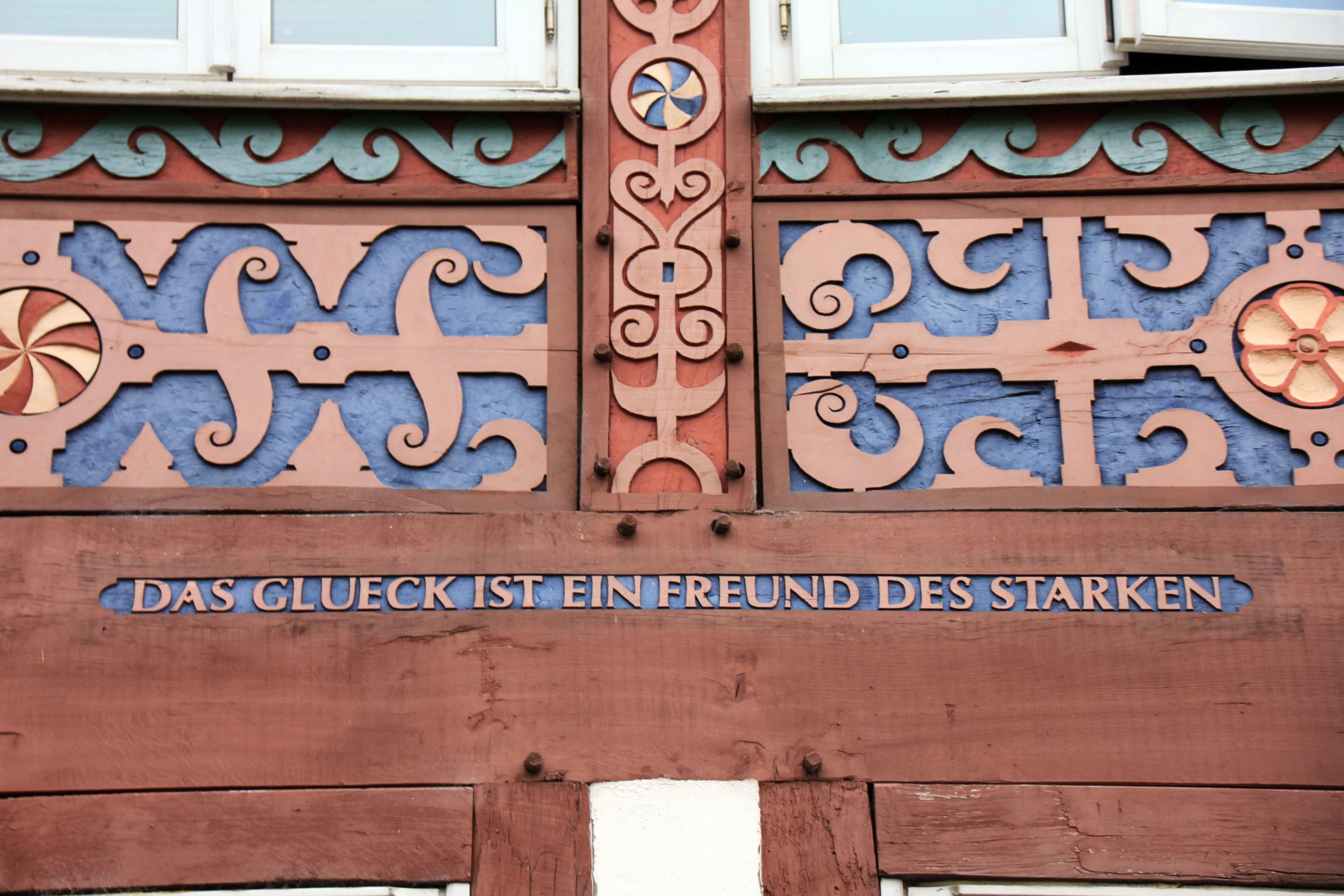 building exterior, glueck, day, no people, freund, outdoors, Truss, border, western script, variation, text, ist, saying, wood - material, Home, starken, HD Wallpaper