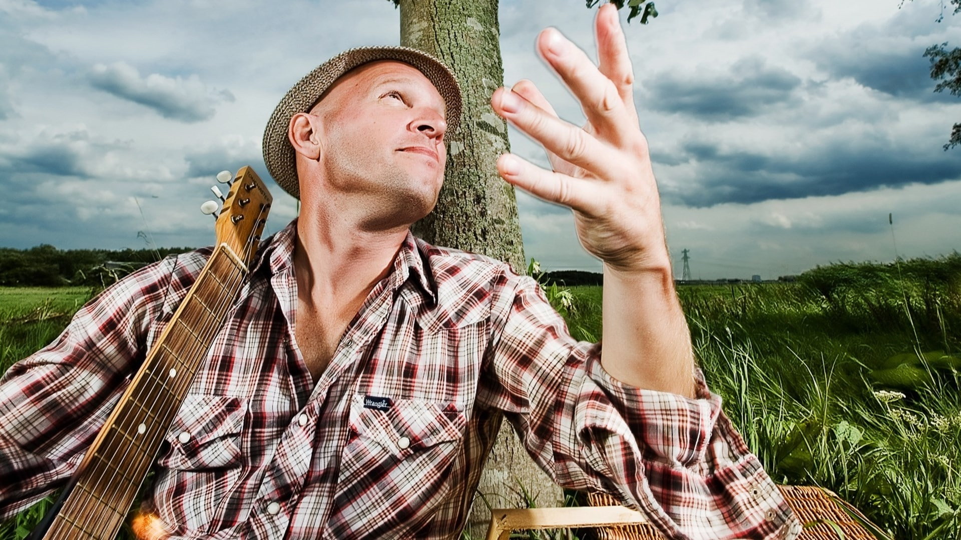 contemplation, Volle maan, looking, one person, 1080P, casual clothing, young adult, grass, rural scene, adult, cloud - sky, outdoors, Strings, plant, HD Wallpaper