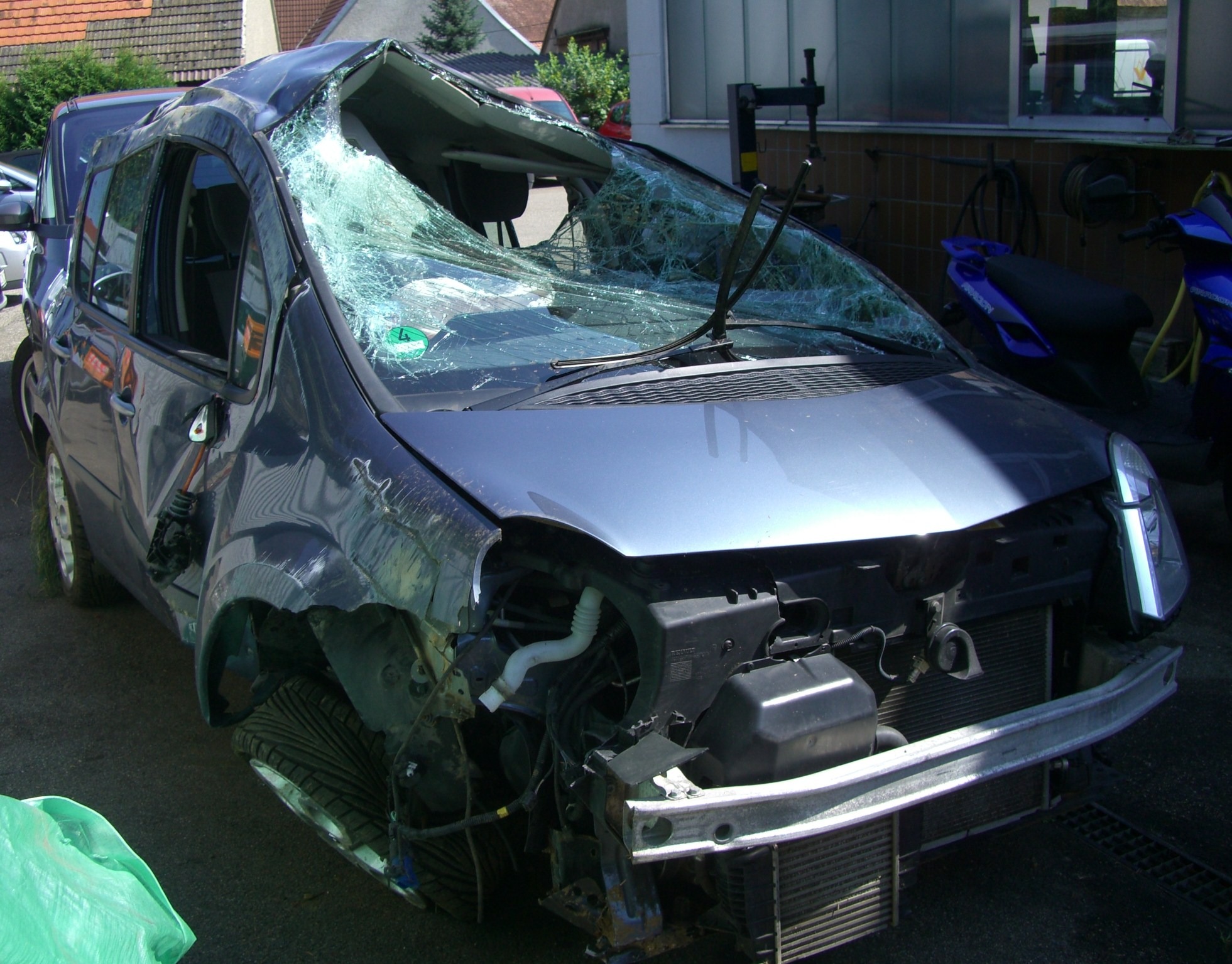 1080P, shopping, car, auto, workshop, stationary, car accident, accident, day, garage, junkyard, motor vehicle, total damage, auto repair shop, damaged, HD Wallpaper