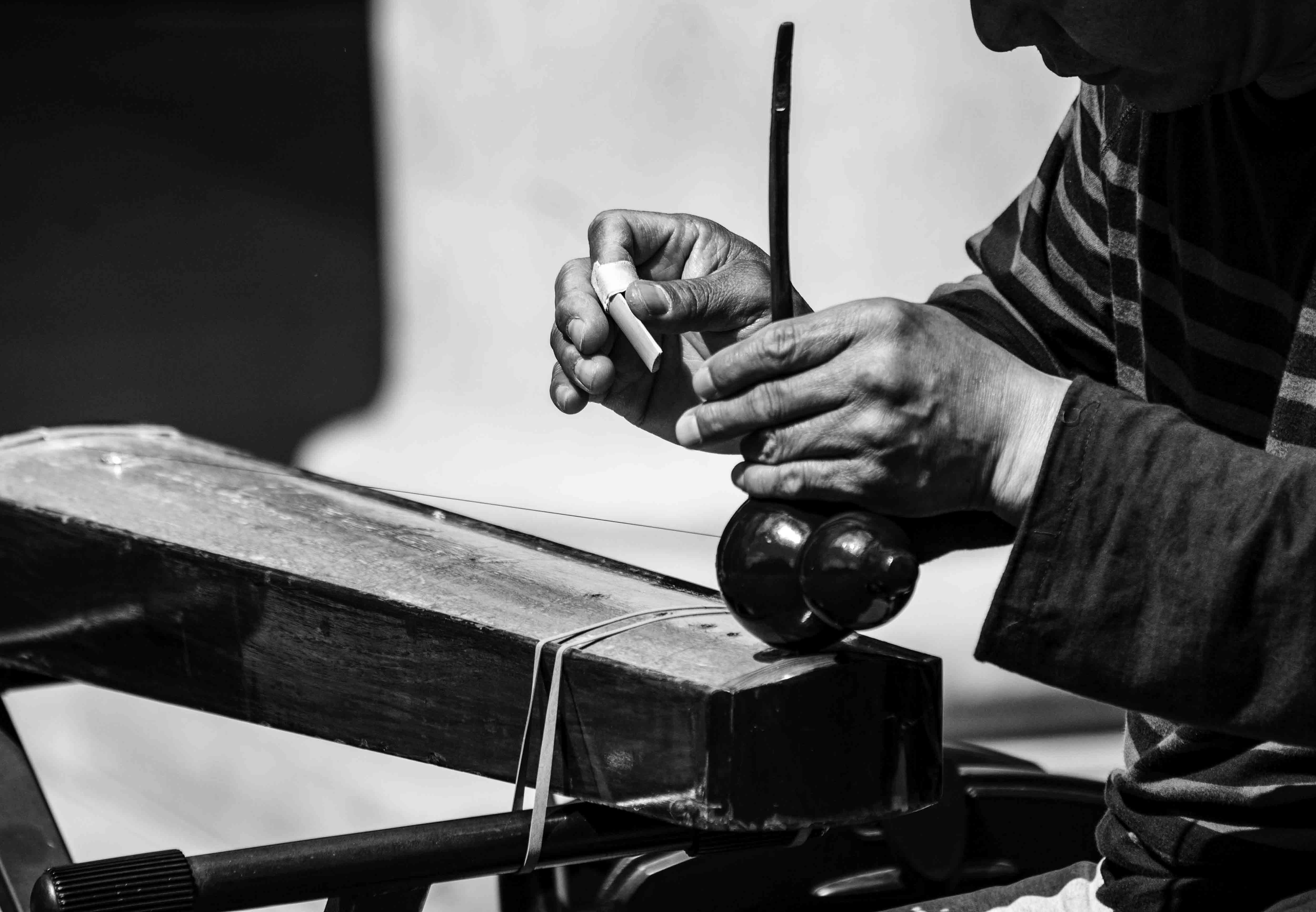 street artist, holding, skill, craftsperson, day, working, music, hammer, occupation, human, black and white, united kingdom, real people, human hand, musical instrument, HD Wallpaper