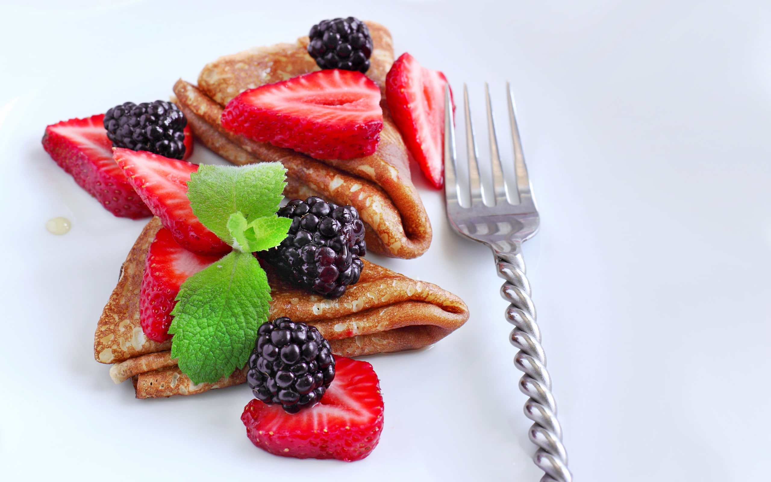 healthy eating, ready-to-eat, breakfast, 2K, indoors, food, kitchen utensil, fruit, still life, fork, plate, pancakes, eating utensil, strawberry, dessert, HD Wallpaper