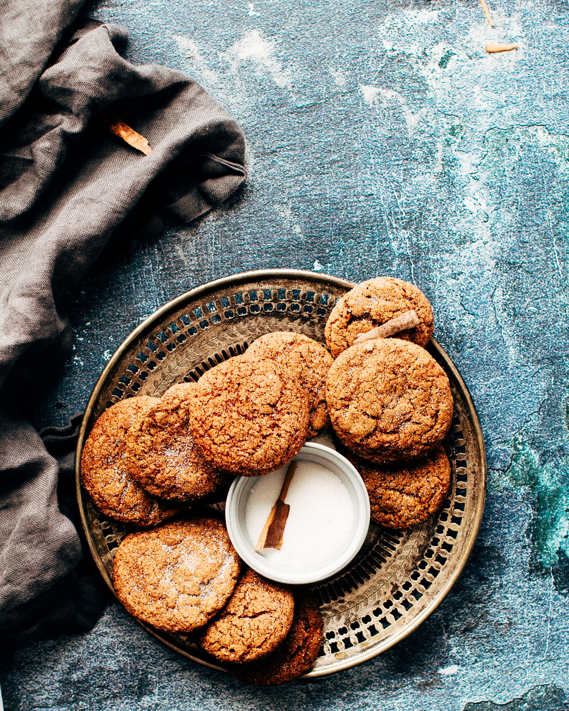 2K, table, food and drink, effects, day, chocolate chip cookie, temptation, freshness, bed, high angle view, plate, cookie, food, directly above, sweet food, Phone HD Wallpaper