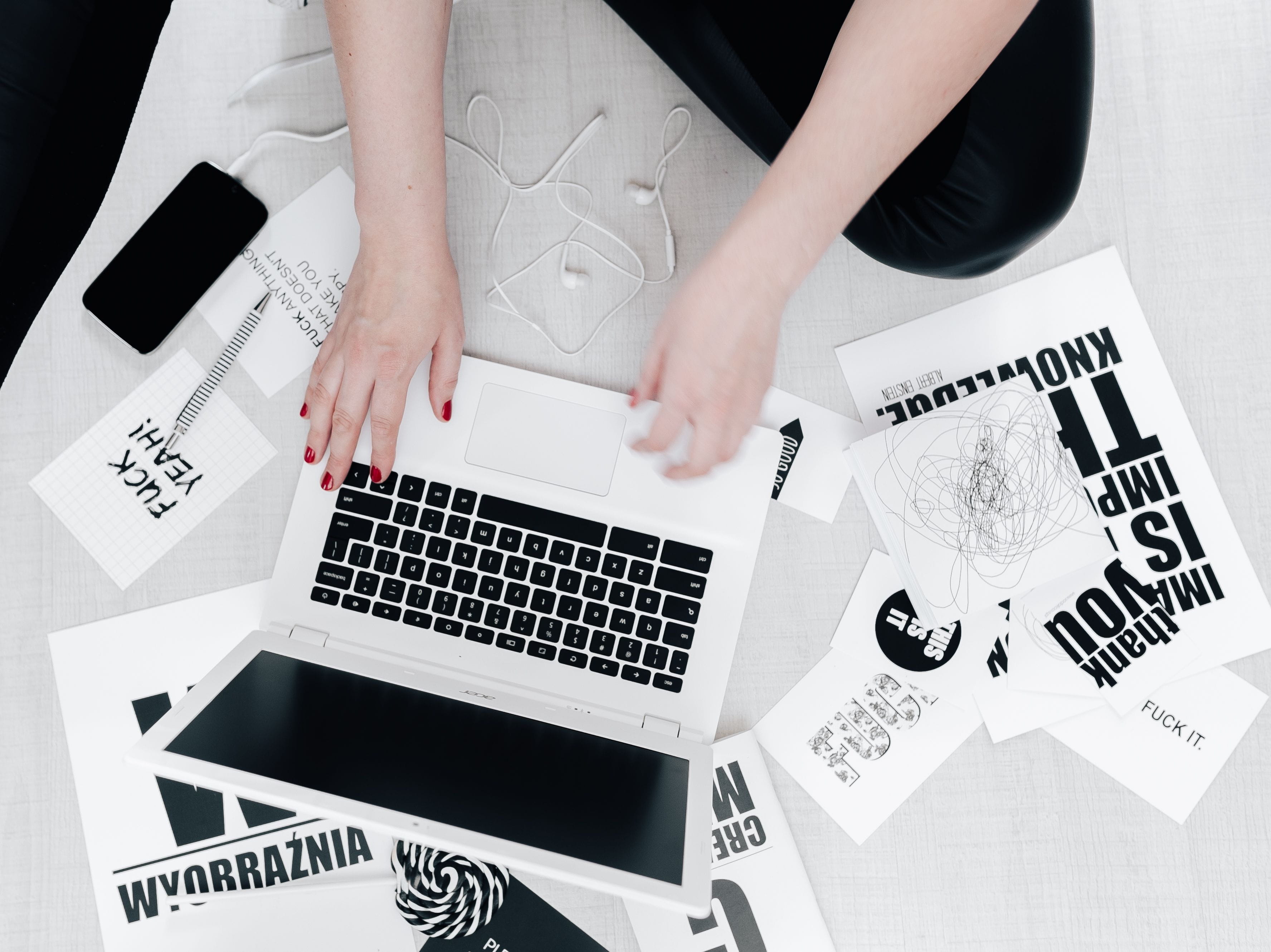 workplace, white, home office, women, indoors, writter, technology, connection, adult, computer, tech, young adult, femine, young women, minimal, real people, HD Wallpaper