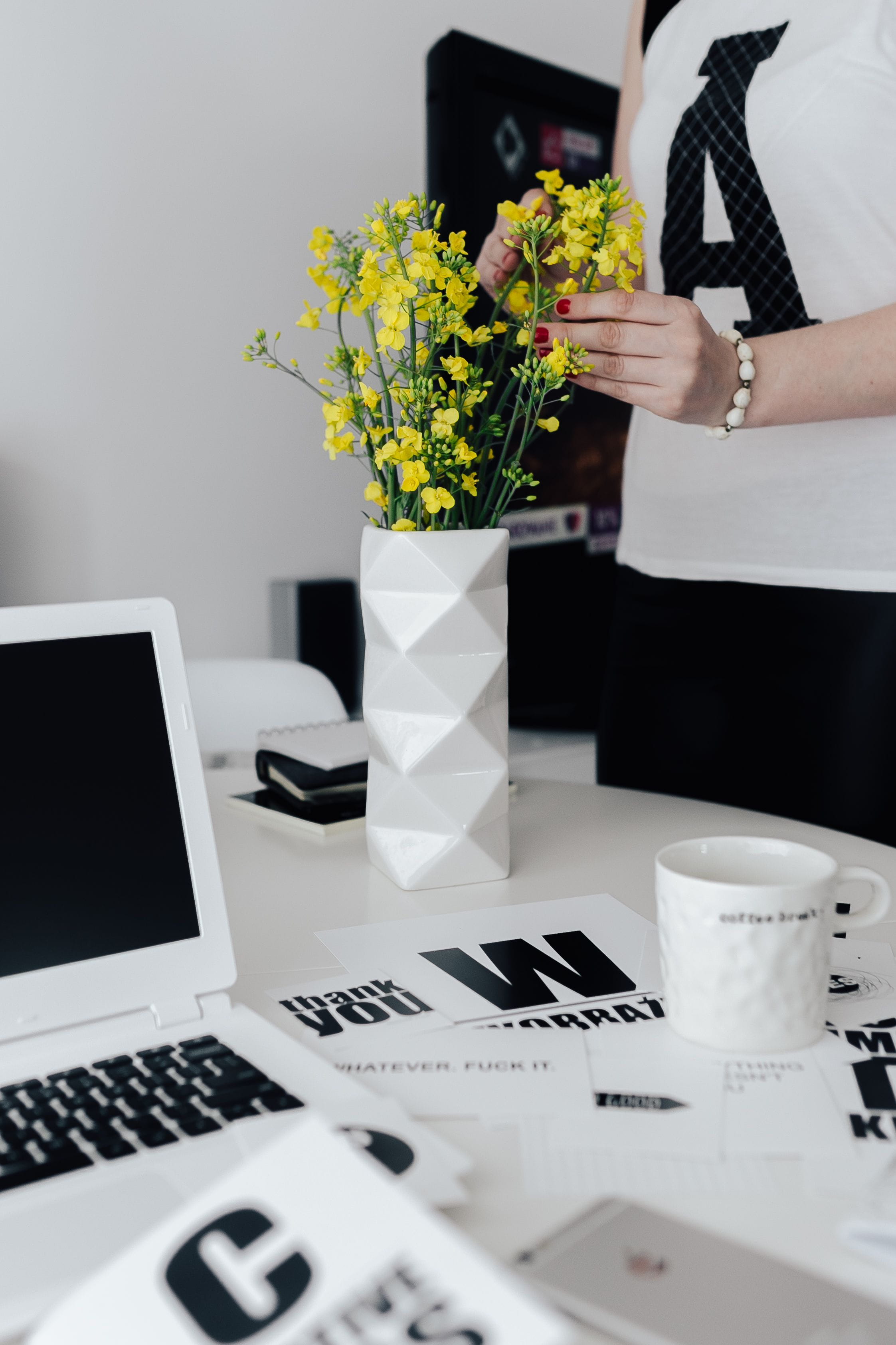 flowering plant, business, one person, connection, flower arrangement, computer, table, workspace, workplace, flower, minimal, midsection, desk, laptop, Phone HD Wallpaper