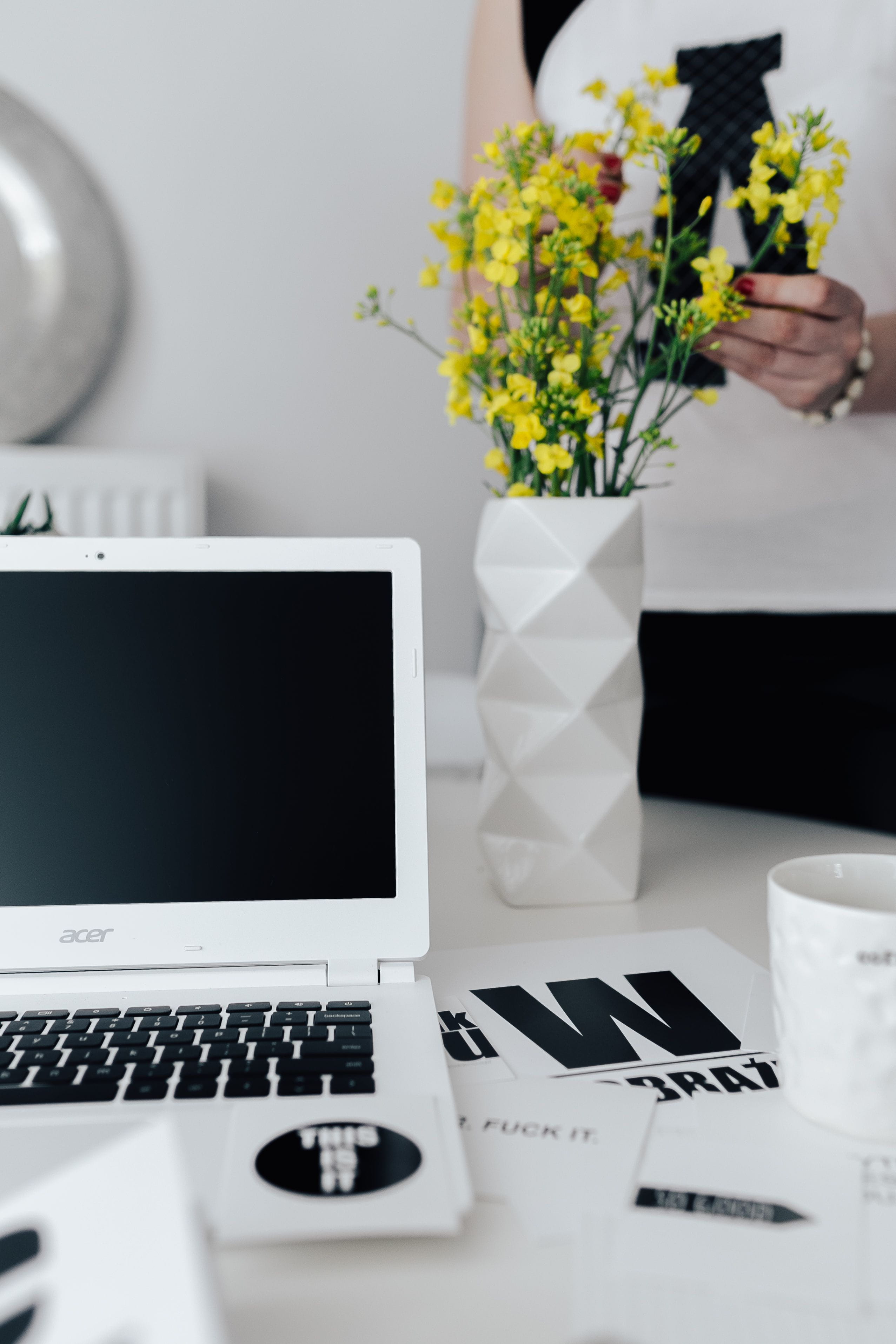 flowers, laptop, workplace, keyboard, furniture, table, workspace, selective focus, communication, indoors, yellow, flower arrangement, flowering plant, Phone HD Wallpaper