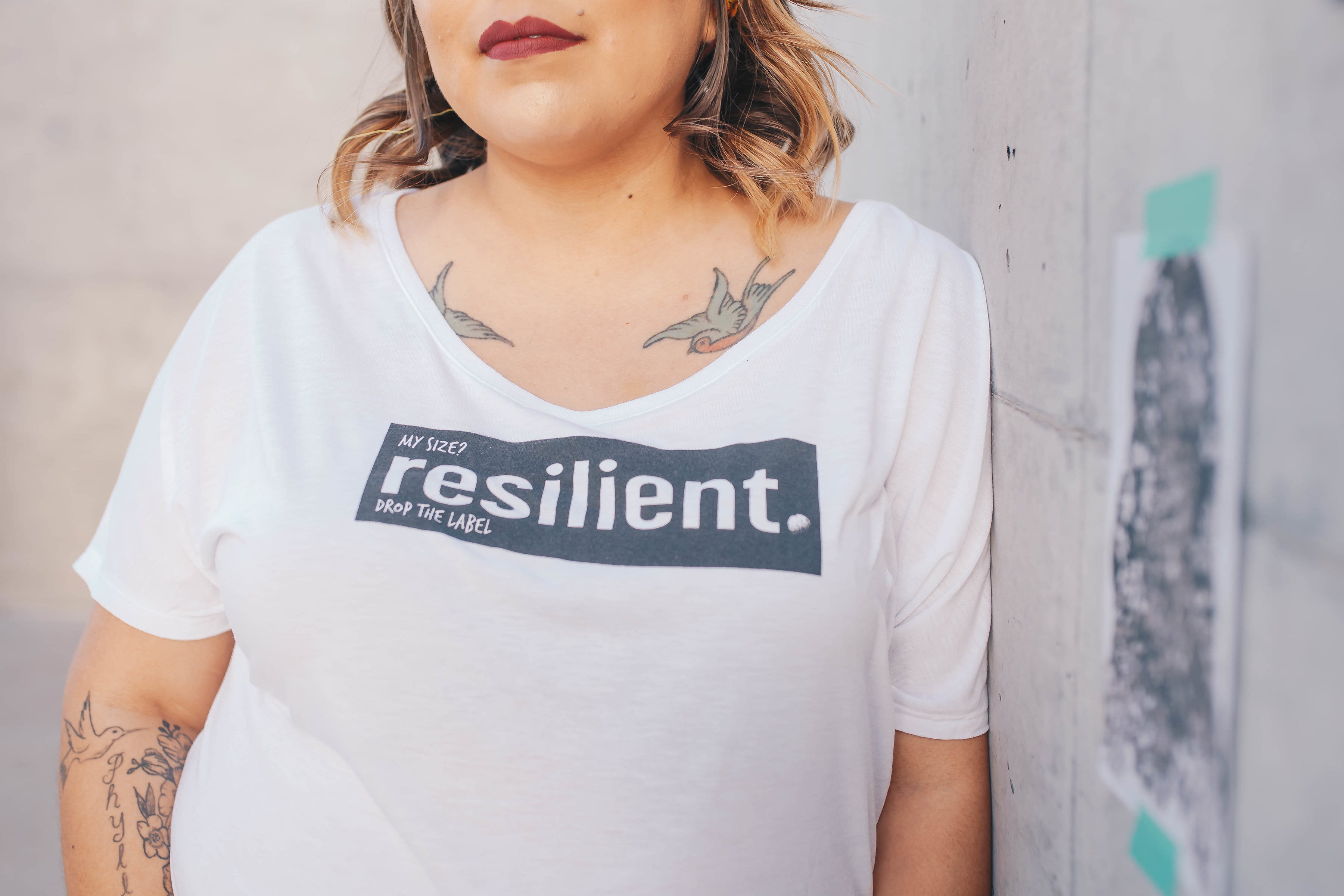 white color, tshirt, white shirt, real people, t-shirt, shirt, drop the label, wall, hairstyle, woman, standing, native, waist up, lifestyles, scoop, 2K, HD Wallpaper