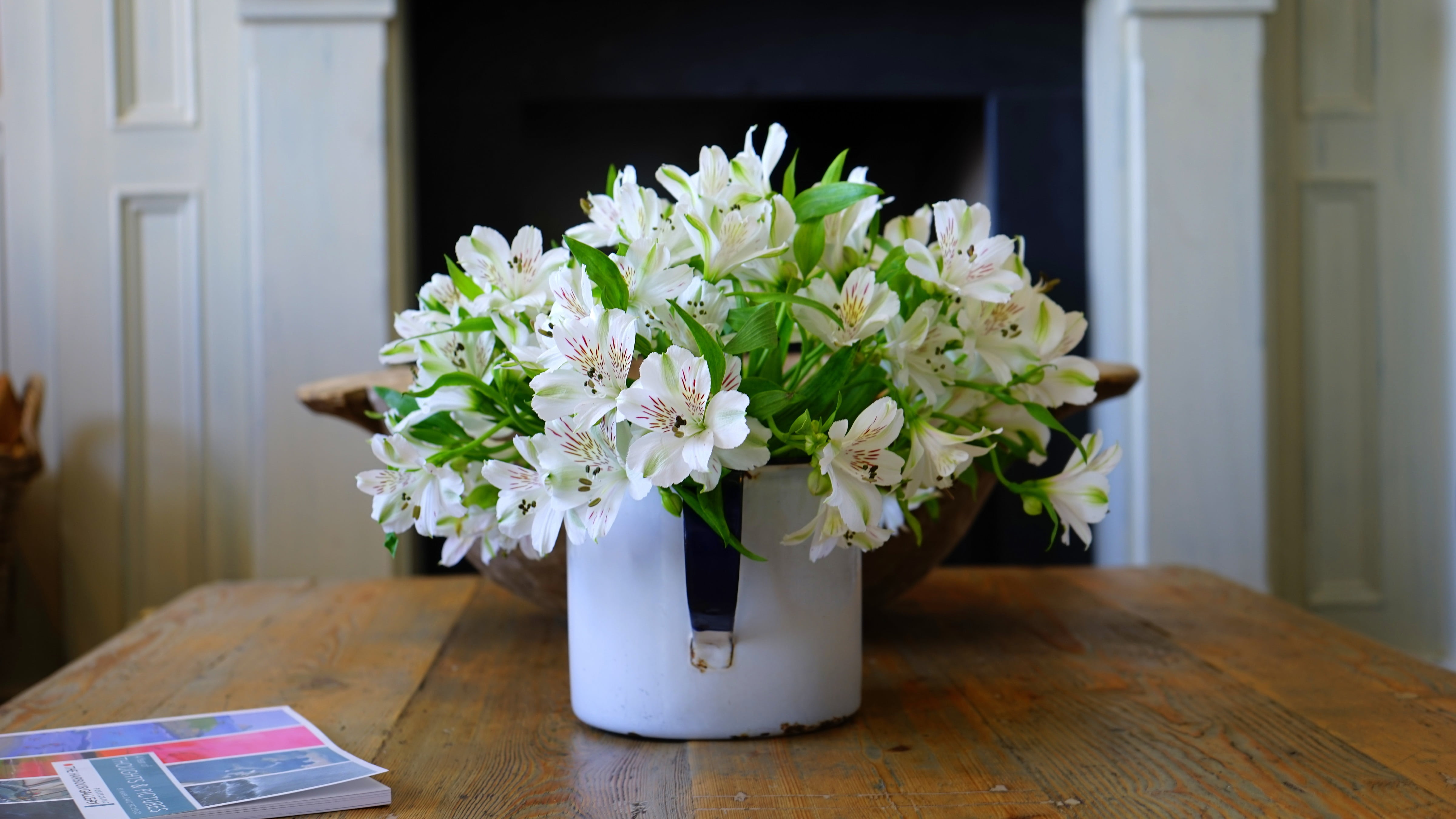 vase, placed, plant, design, white, flower, arrangement, leaves, decor, home, wood - material, house, petals, 4K, flowers, decoration, bouquet, flower arrangement, HD Wallpaper
