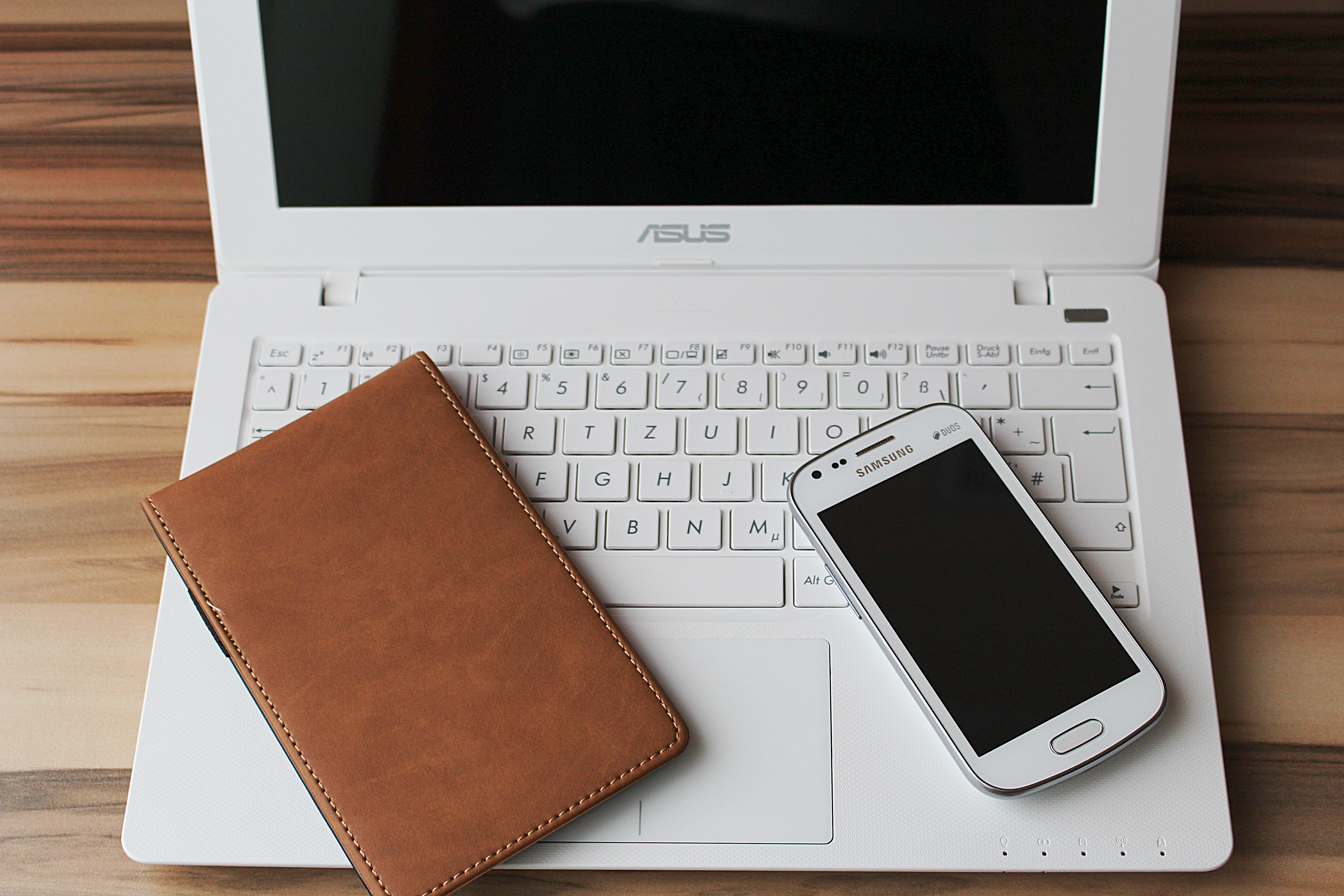 5K, leather, wood - Material, keyboard, still life, indoors, wireless technology, asus, computer equipment, telephone, technology, desk, mobility, work, HD Wallpaper