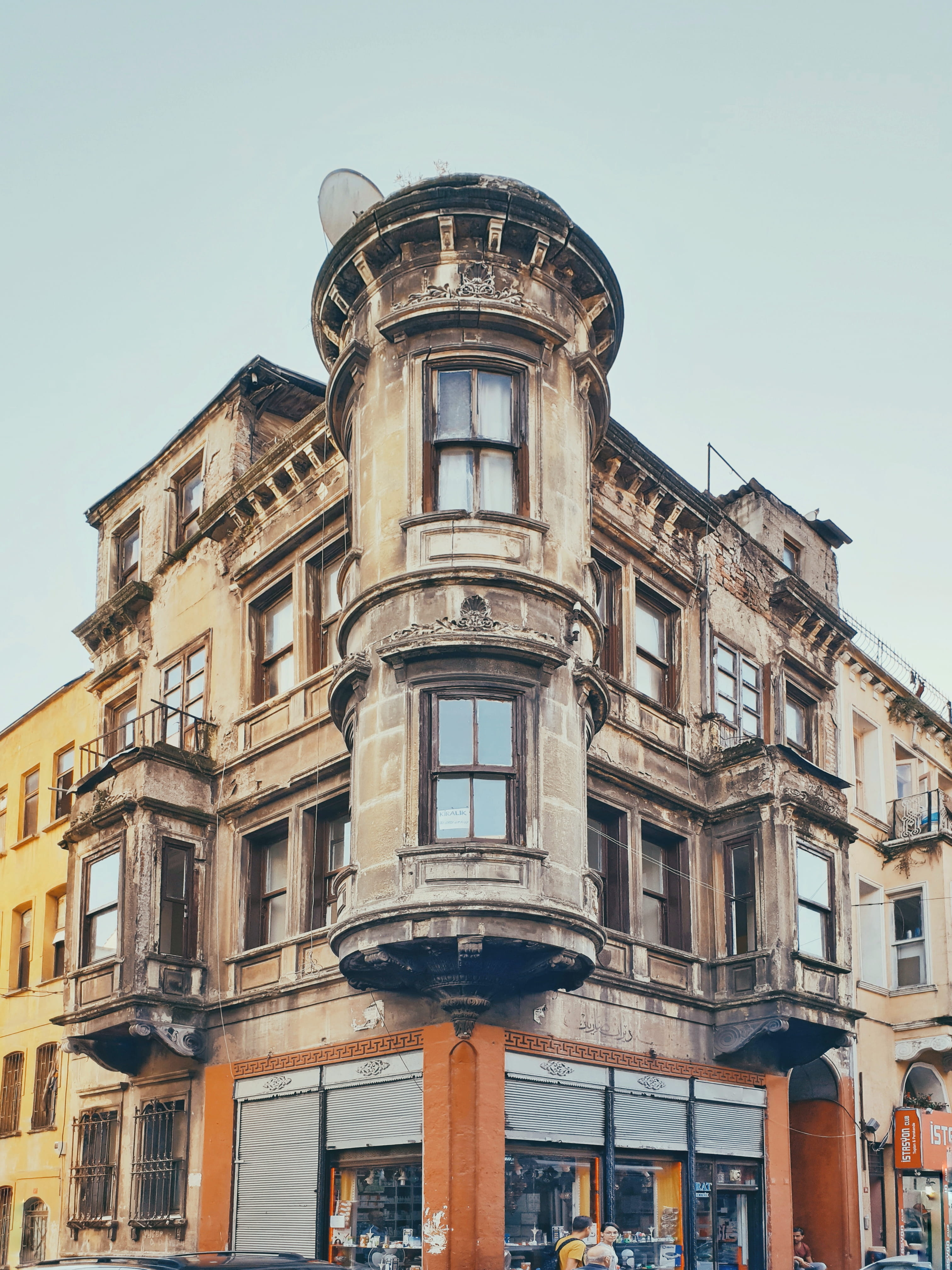 corner, city life, old, residential district, balcony, day, building exterior, building, fatih, istanbul, street, no people, low angle view, 4K, turkey, Phone HD Wallpaper
