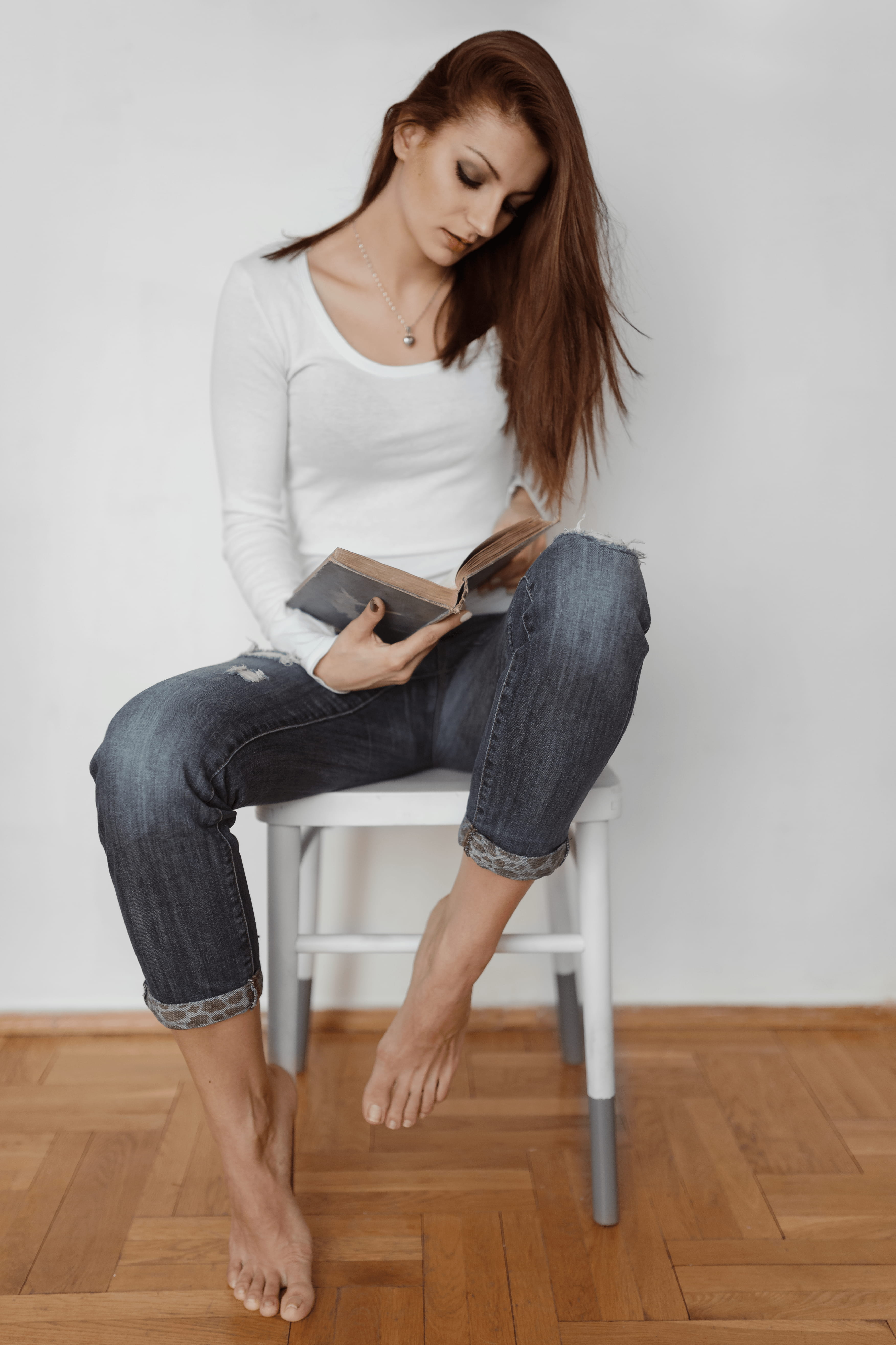 book, young, 5K, woman, young adult, women, hair, young women, wall - building feature, home interior, one person, hardwood floor, full length, long hair, Phone HD Wallpaper