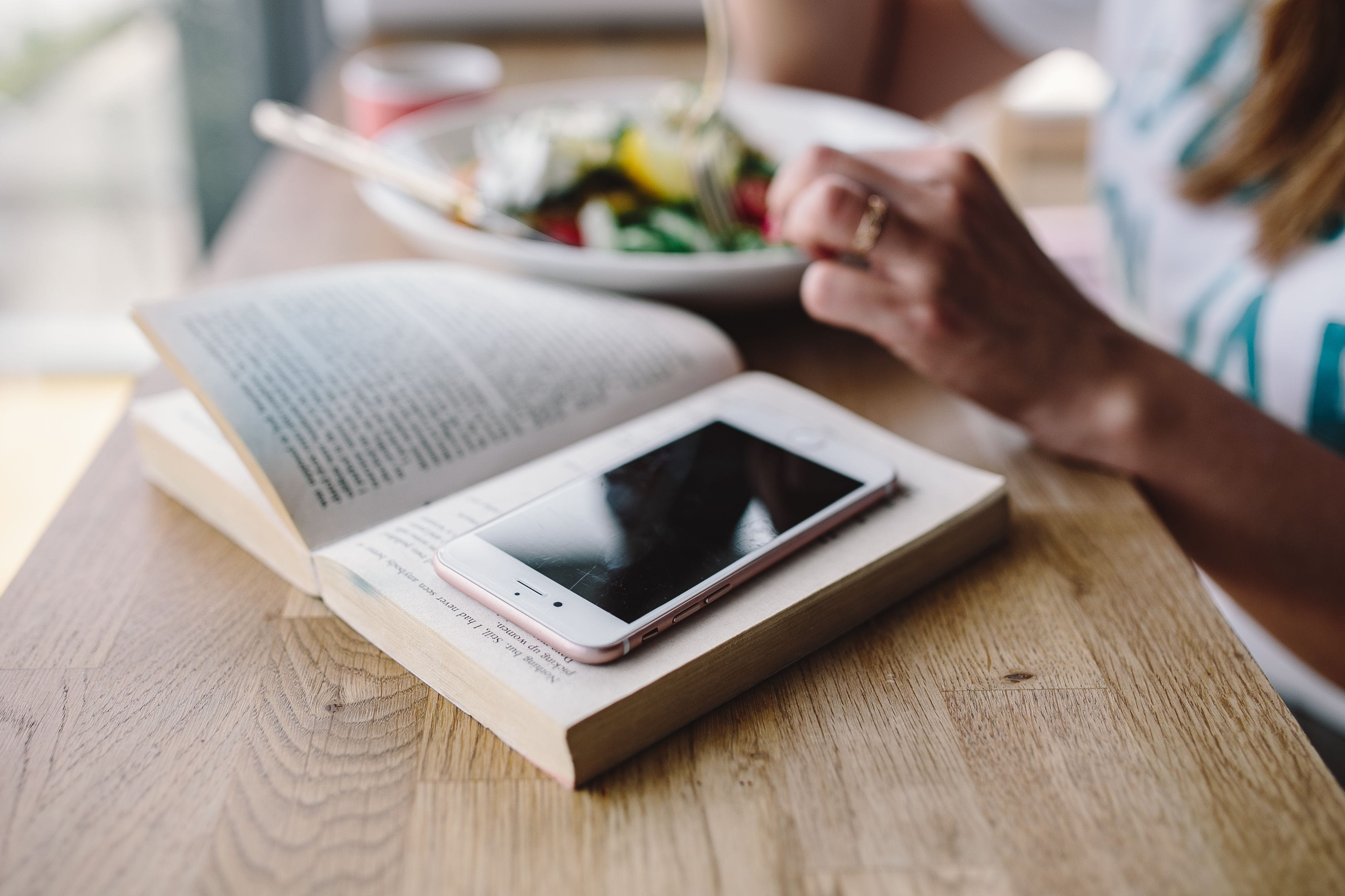 lifestyles, people, day, healthy, book, women, 2K, eating, adult, one Person, sitting, food, laptop, indoors, accuracy, females, communication, reading, HD Wallpaper
