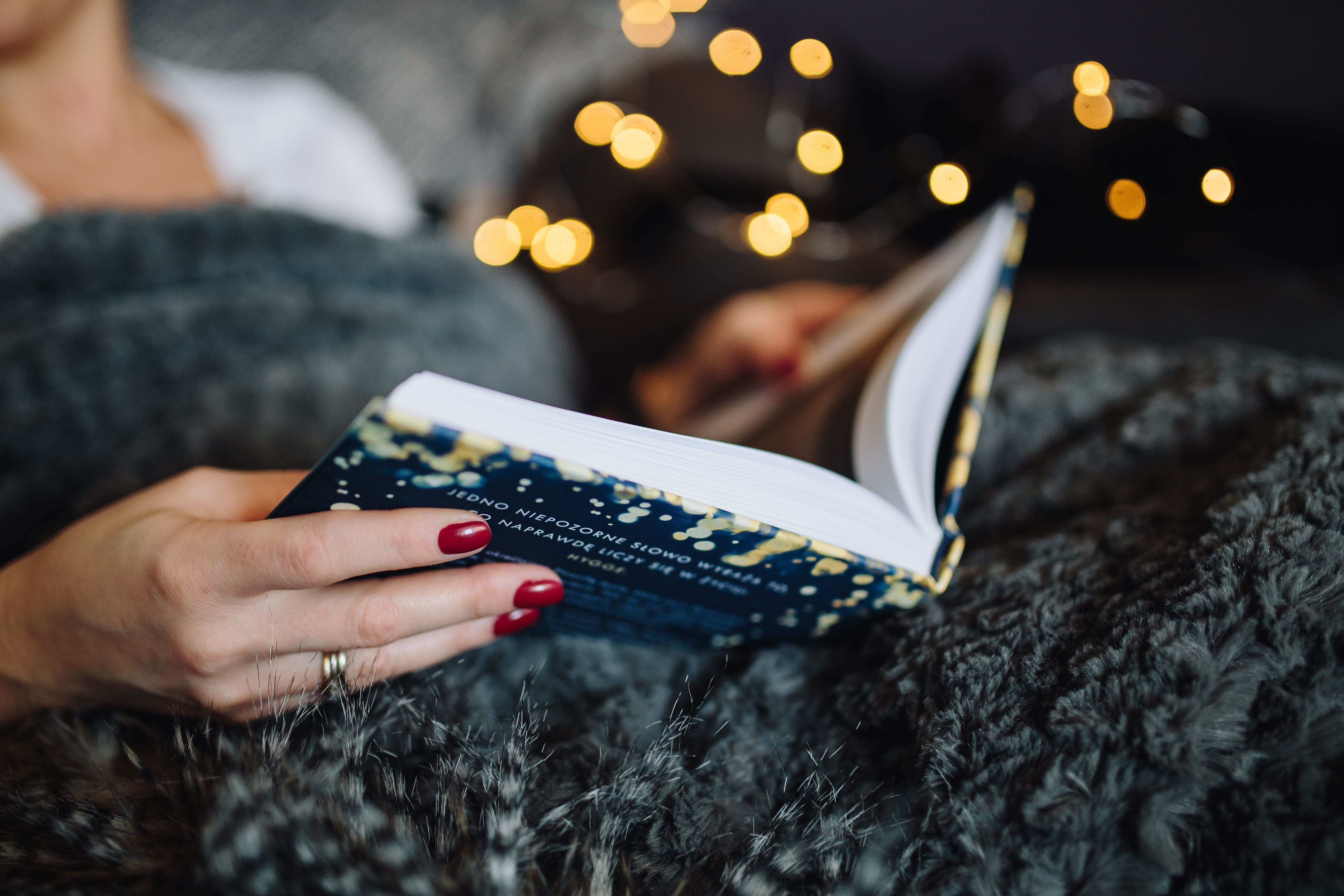 selective focus, close-up, drinking, people, focus on foreground, reading, hand, caucasian Ethnicity, cozy, 5K, Hygge, holding, adult, lifestyles, fairy lights, HD Wallpaper