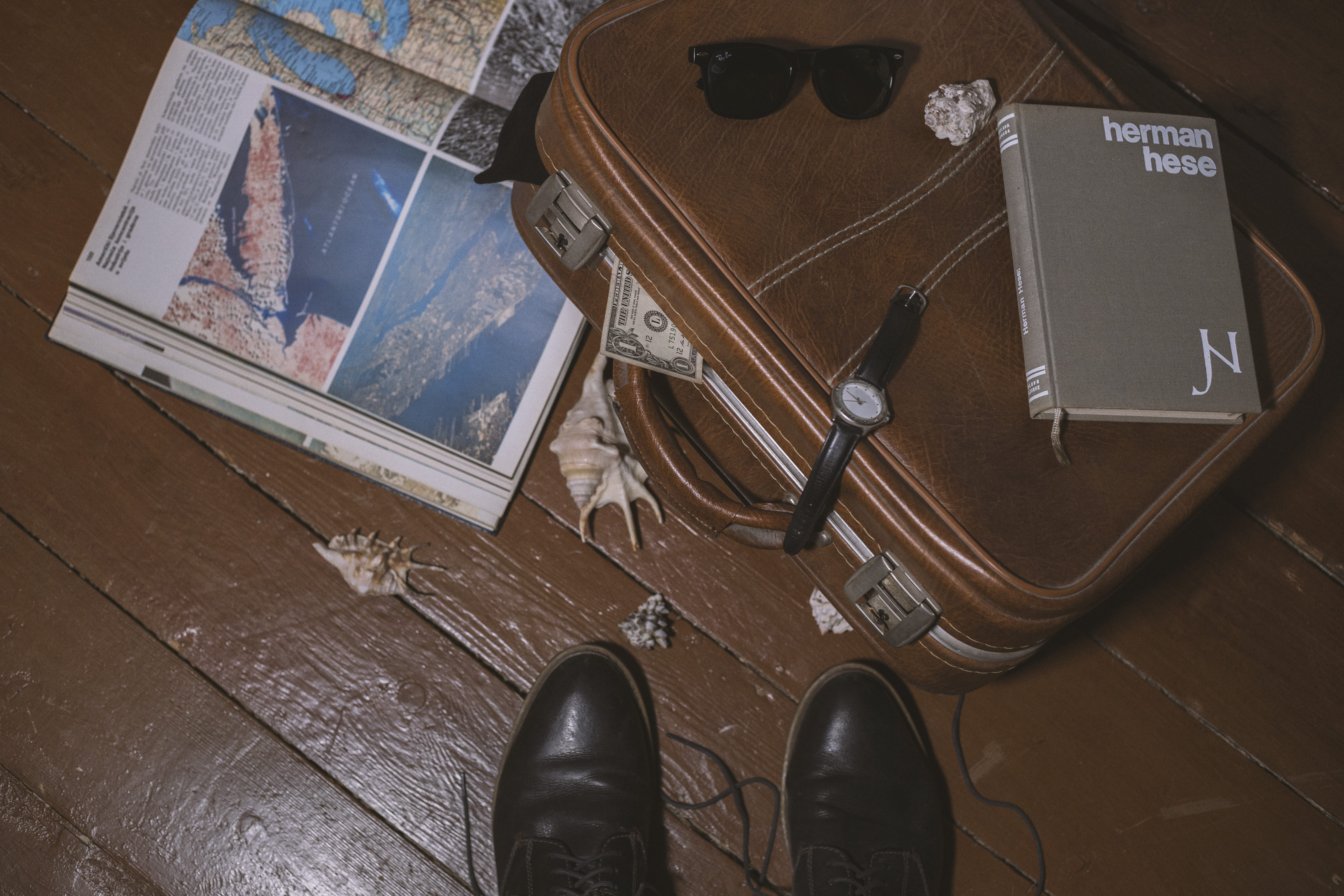 wood - material, technology, table, traveling, Time to go, close-up, indoors, old, publication, leather, brown, text, old-fashioned, suitcase, open, bag, HD Wallpaper
