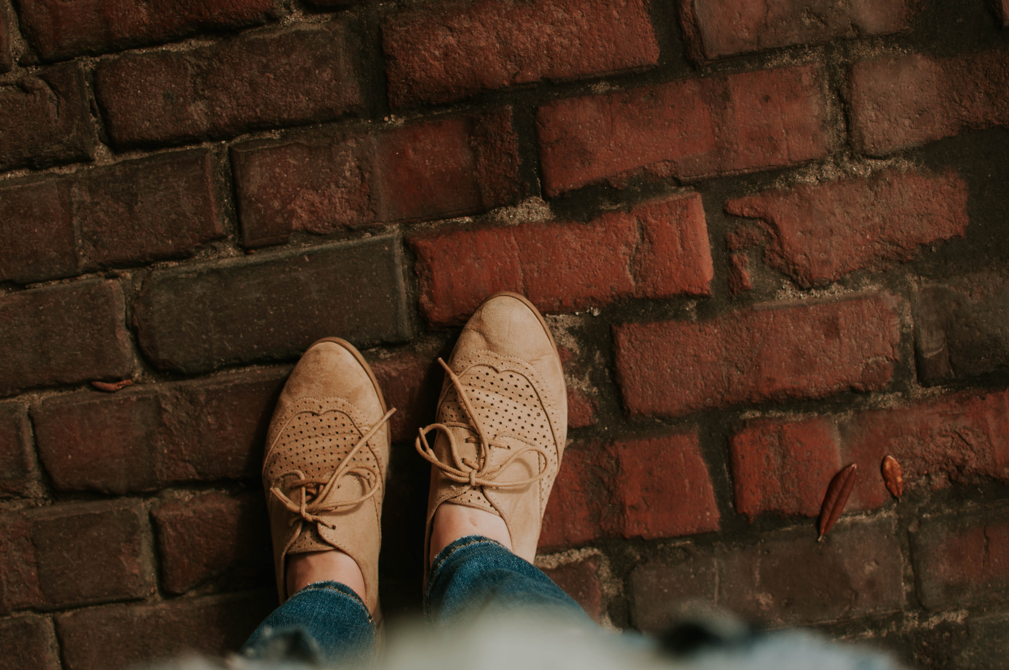 architecture, 4K, Savannah, men, human body part, personal perspective, human Foot, human limb, body part, feet, outdoors, real people, wall - building feature, HD Wallpaper