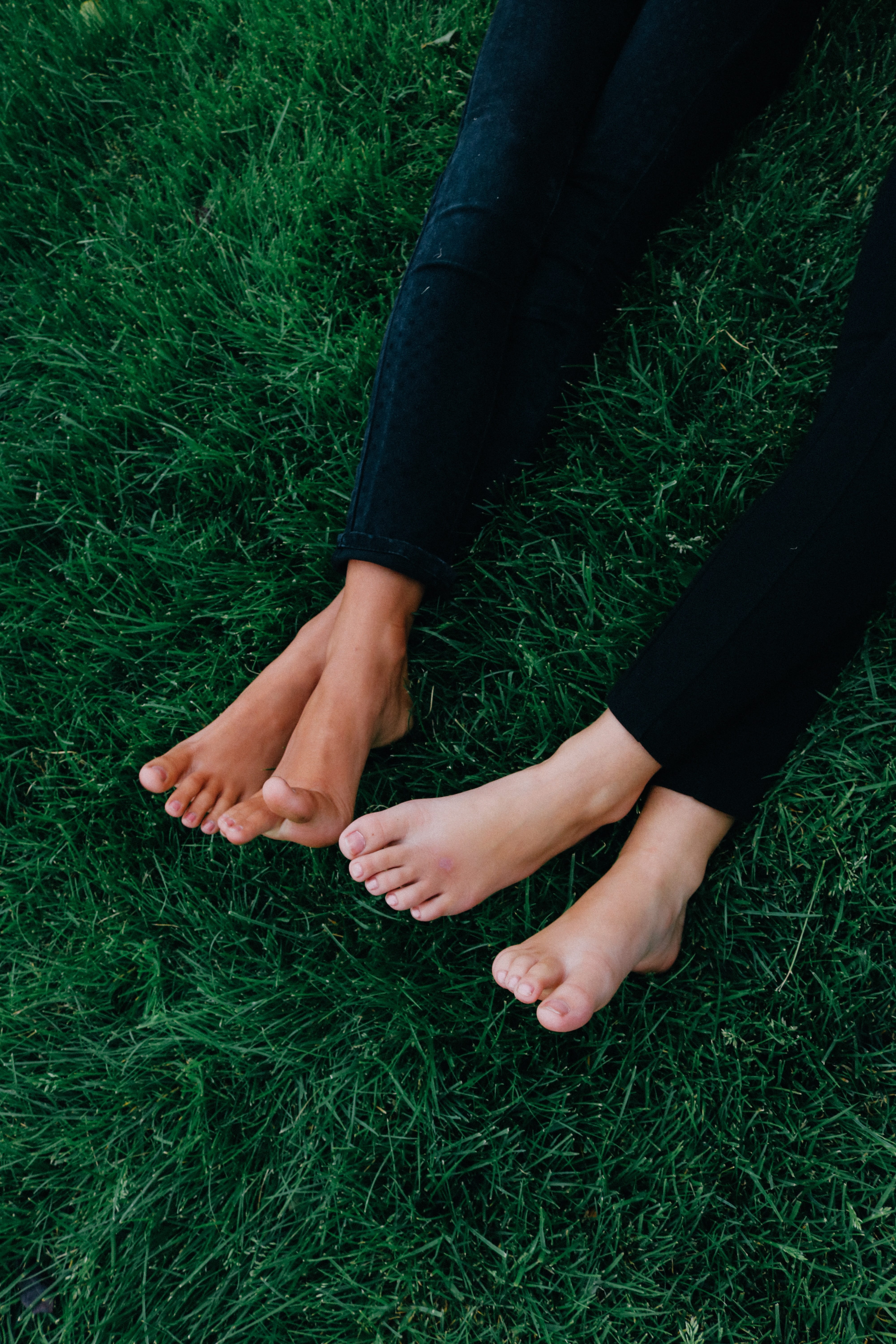 fun, best friends, grass, human body part, finger, human leg, outdoors, woman, low section, leisure, lifestyles, field, legs, person, human hand, jeans, Phone HD Wallpaper