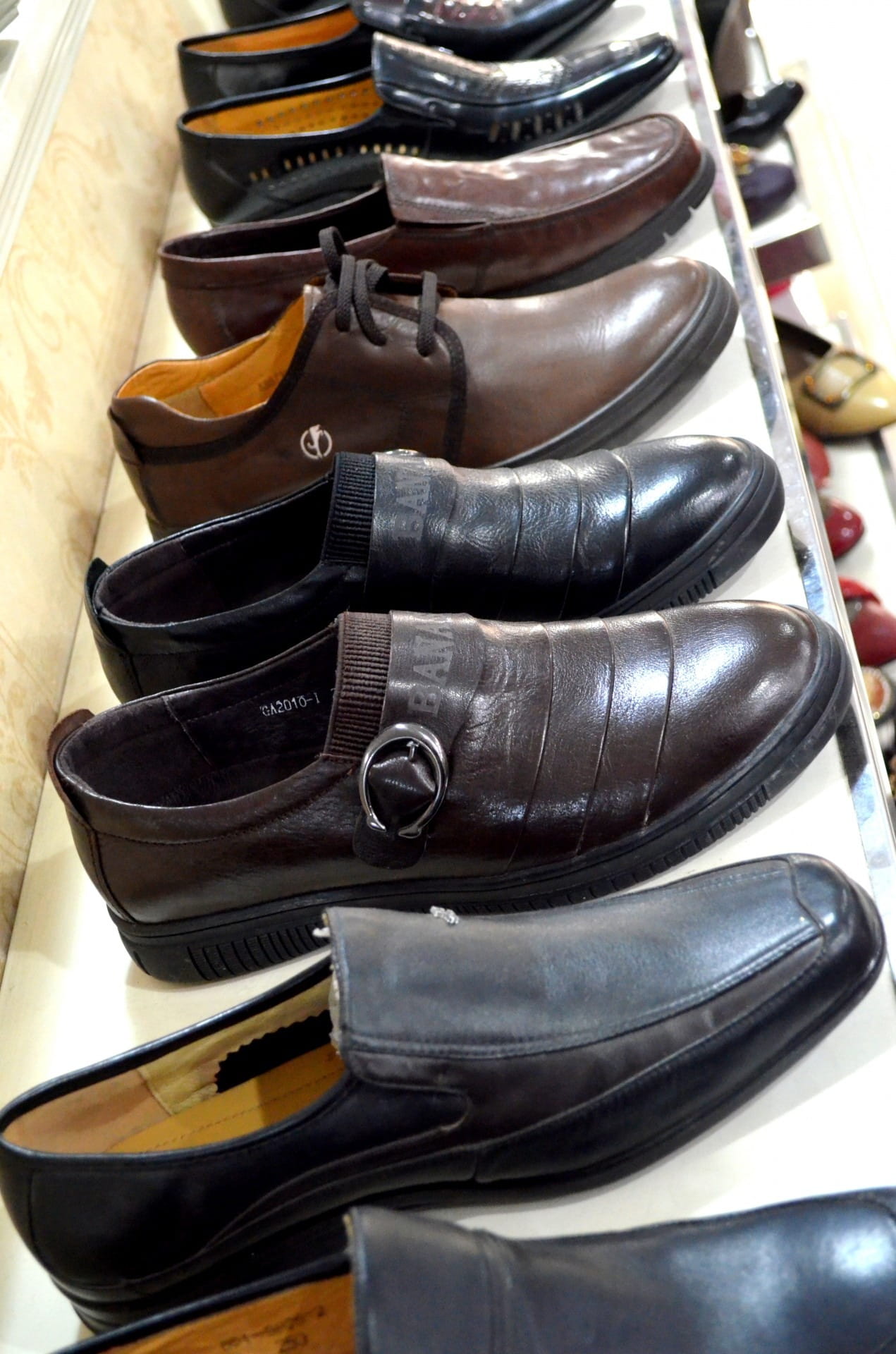 shopping, boot, leather, shoemaker, variation, menswear, still life, choice, retail, large group of objects, Shoes, for sale, 1080P, business, retail display, Phone HD Wallpaper