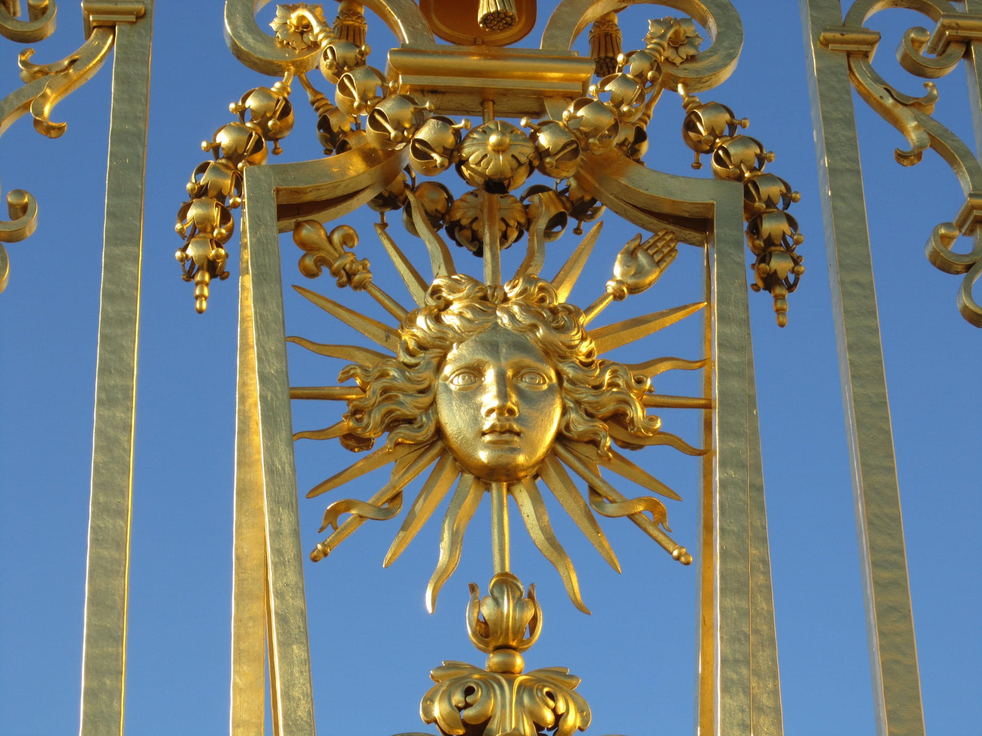 sculpture, no people, gold colored, louis xiv, head, architecture, versailles, decor, sun, creativity, nature, 1080P, sun king, sky, low angle view, golden, HD Wallpaper