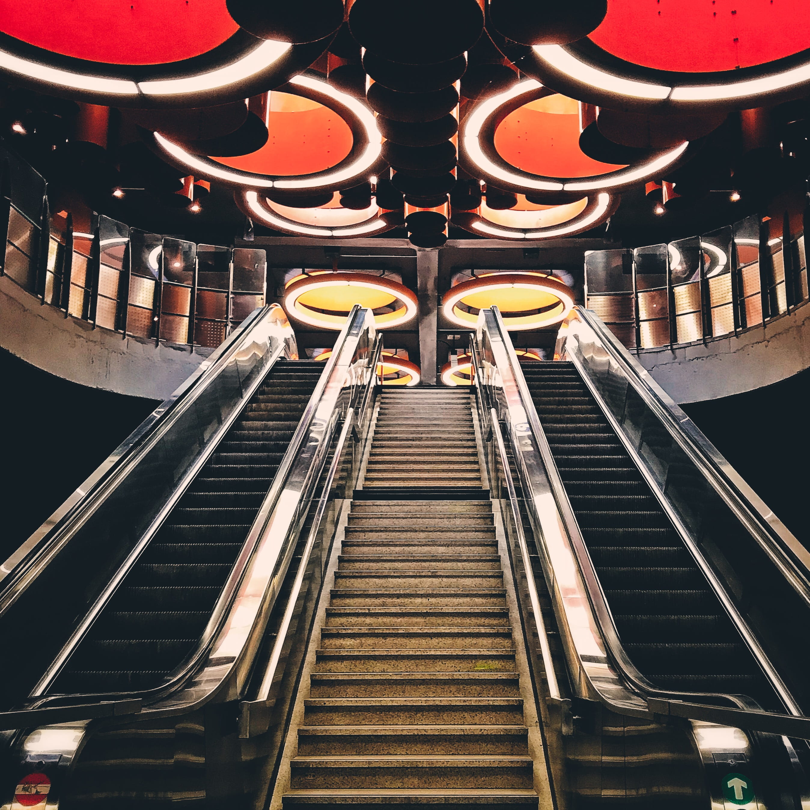 building, escalator, design, road, low angle shot, reflection, ceiling, stairway, mobilechallenge, low angle view, modern, light fixture, strairway, no people, Phone HD Wallpaper