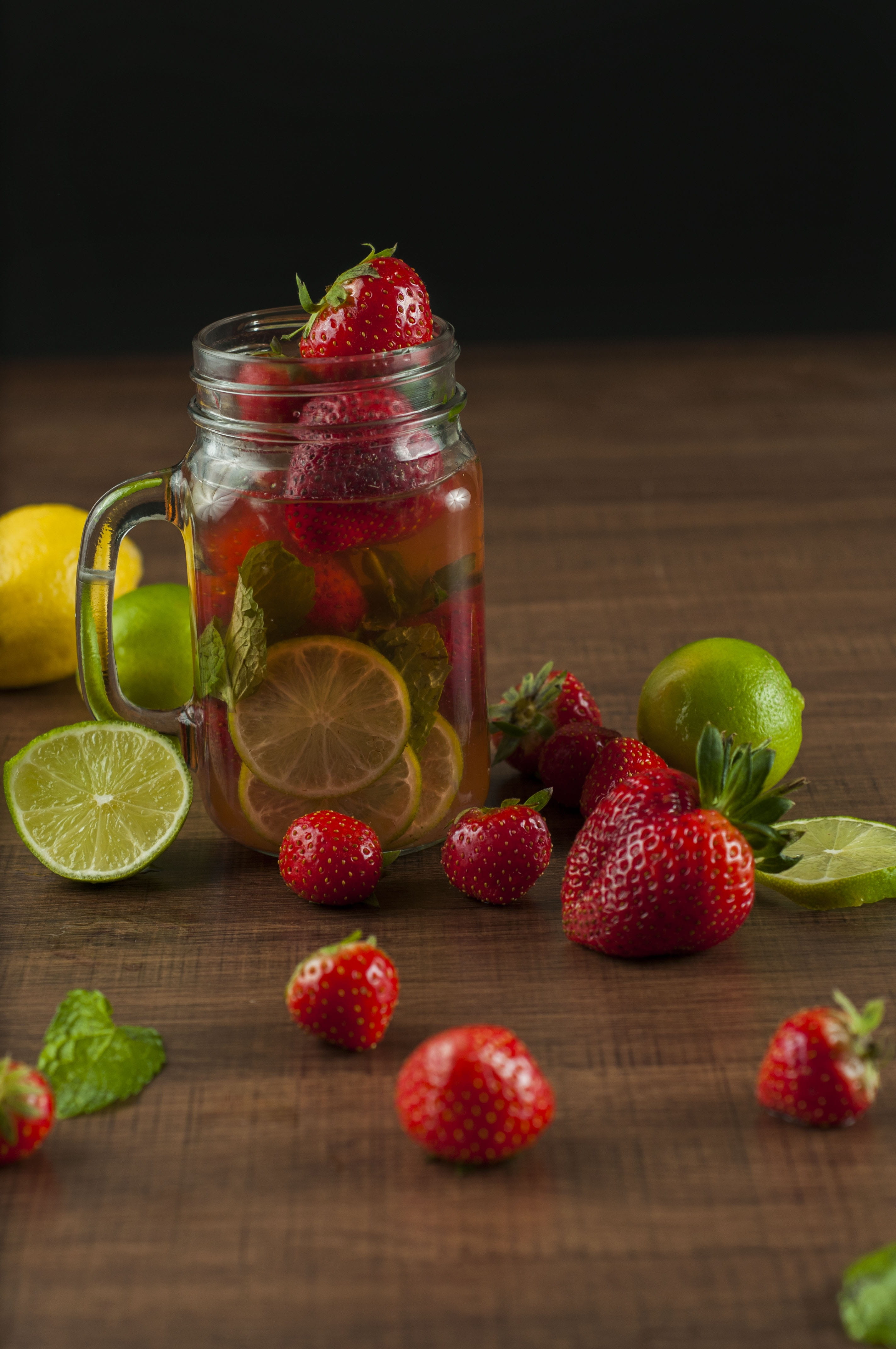 4K, Strawberry, clear, summer, infused water, yellow, ripe, green, wooden, healthy eating, fruit, organic, healthy, lemonade, wood - material, scented, Phone HD Wallpaper