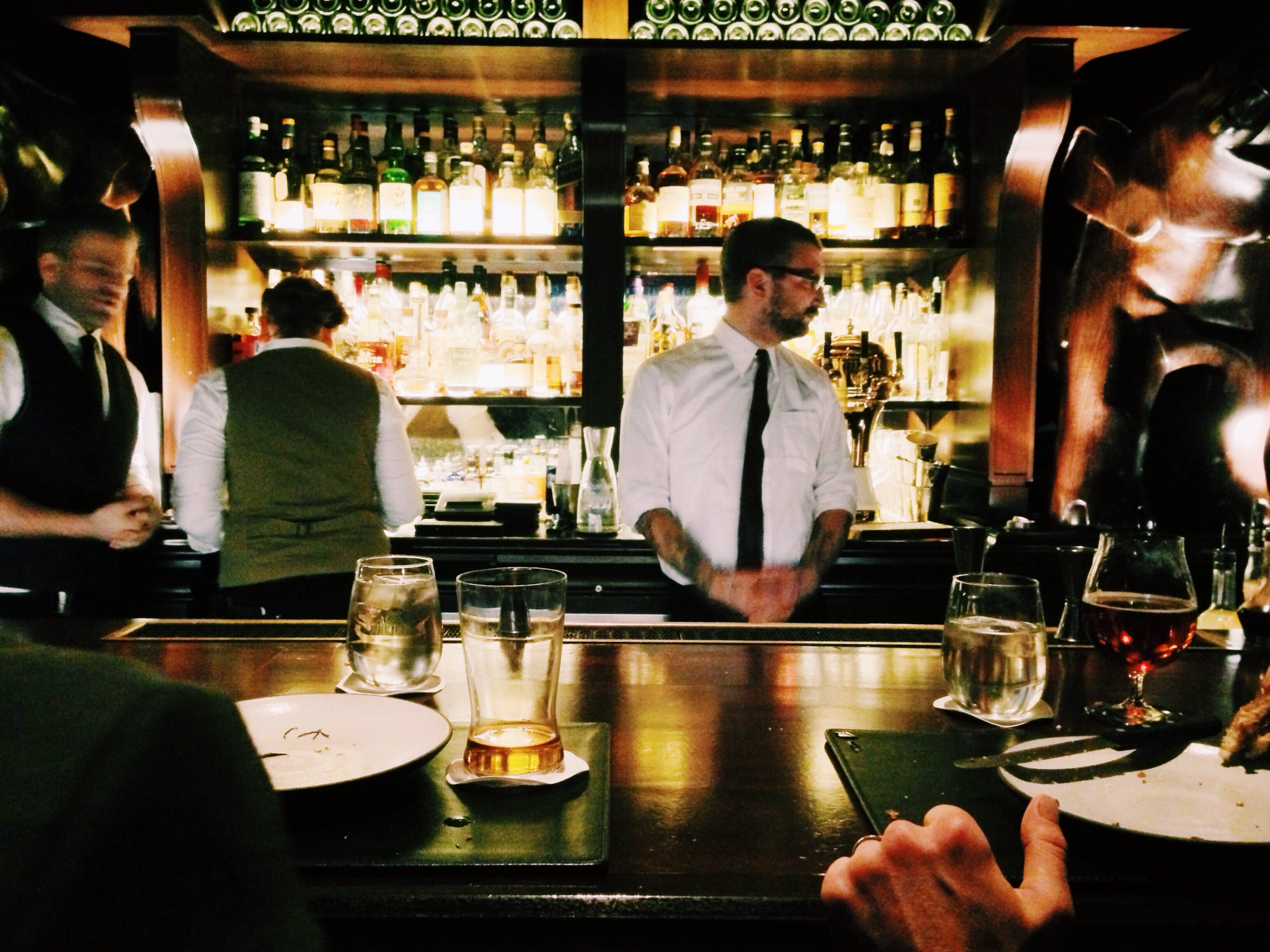 man, long, food And Drink, bartender, working, s, waiter, service, order, pub, night, group of people, men, shirt, happy hour, nightlife, restaurant, food and drink industry, HD Wallpaper