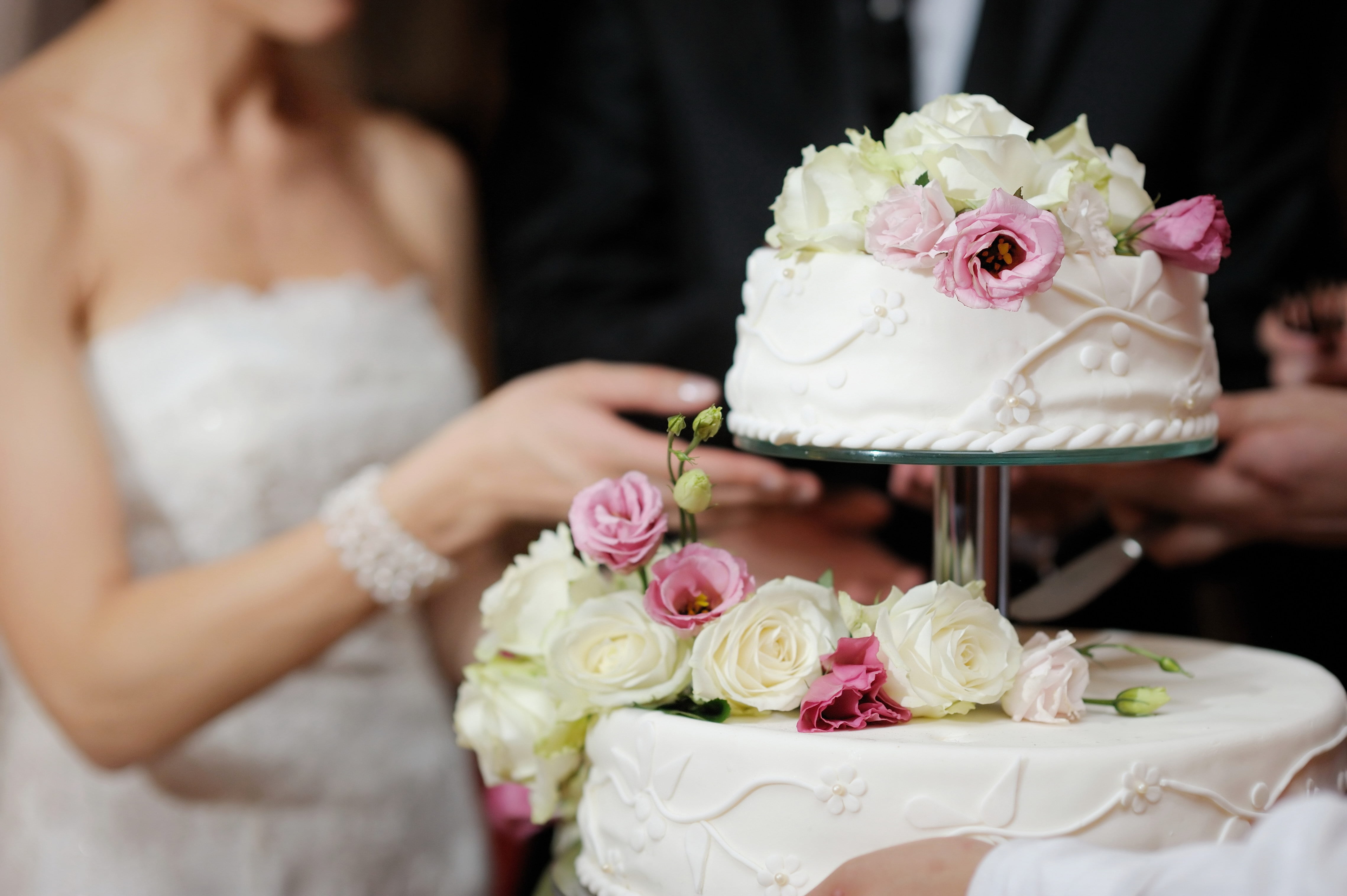 weddings, cake, life events, romance, females, roses, married, sweet, sweet food, round, bride, wedding Reception, luxury, flowering plant, rose, holidays And Celebrations, HD Wallpaper