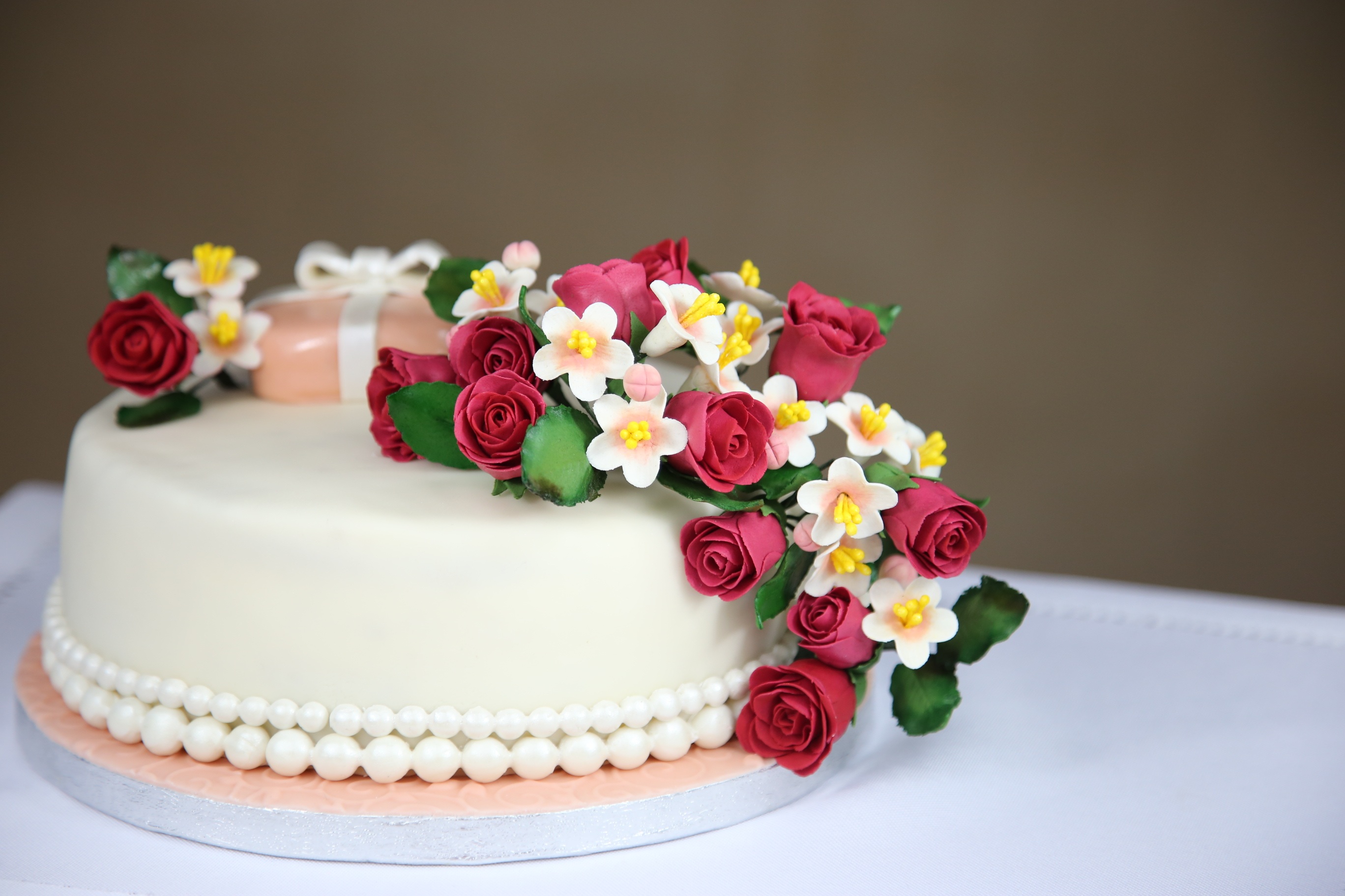 food and drink, sweets, birthday cake, no people, pink Color, cake, ornaments, flowers, sweet, cakes, floral, arranged, table, food, wedding, celebration, HD Wallpaper