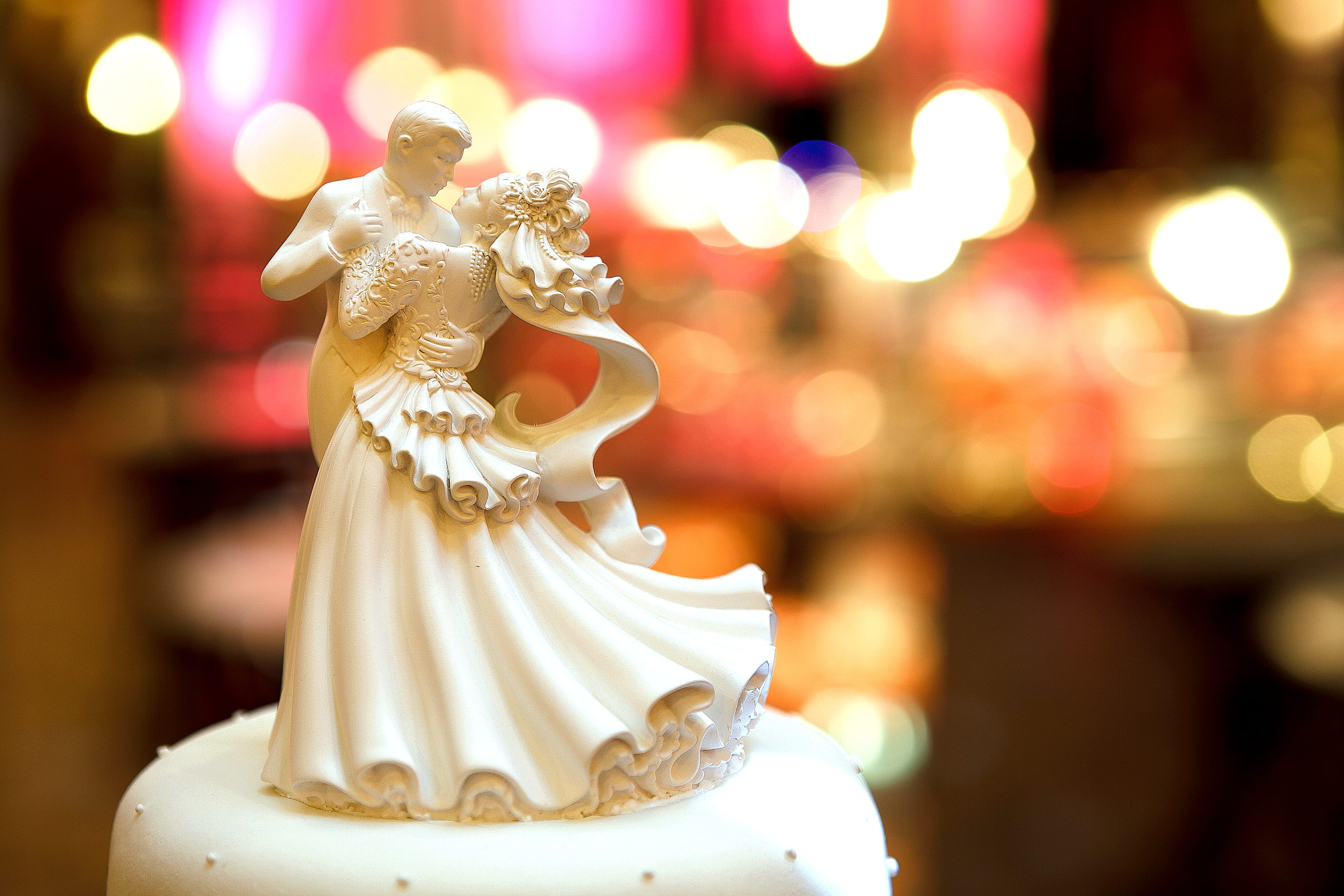 event, female likeness, statue, focus on foreground, illuminated, creativity, art and craft, no people, wedding cake figurine, decoração, male likeness, HD Wallpaper