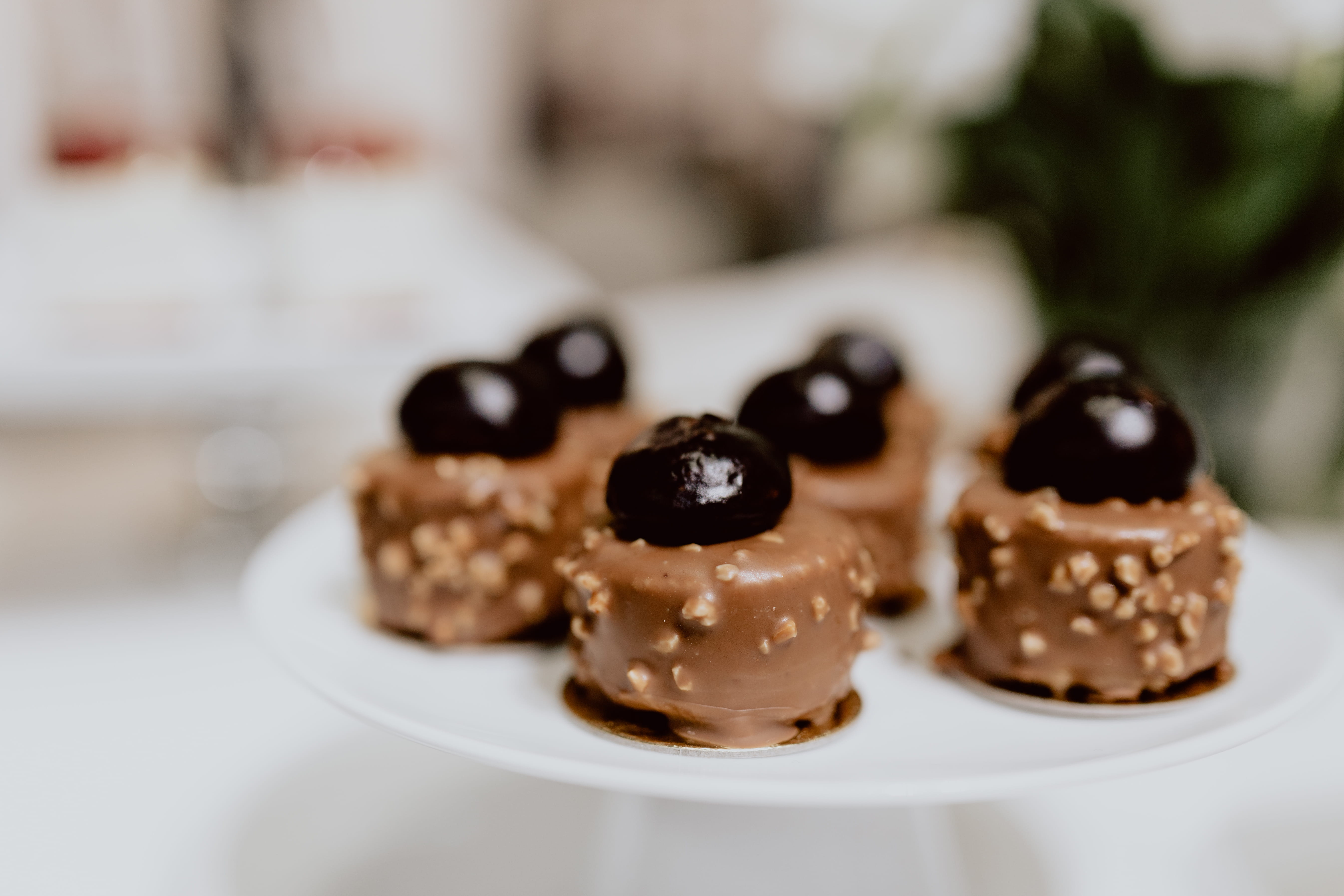 food, celebration, snack, chocolate, focus on foreground, unhealthy eating, sweet, no people, baked, temptation, freshness, 5K, wedding, sweet food, dessert, HD Wallpaper