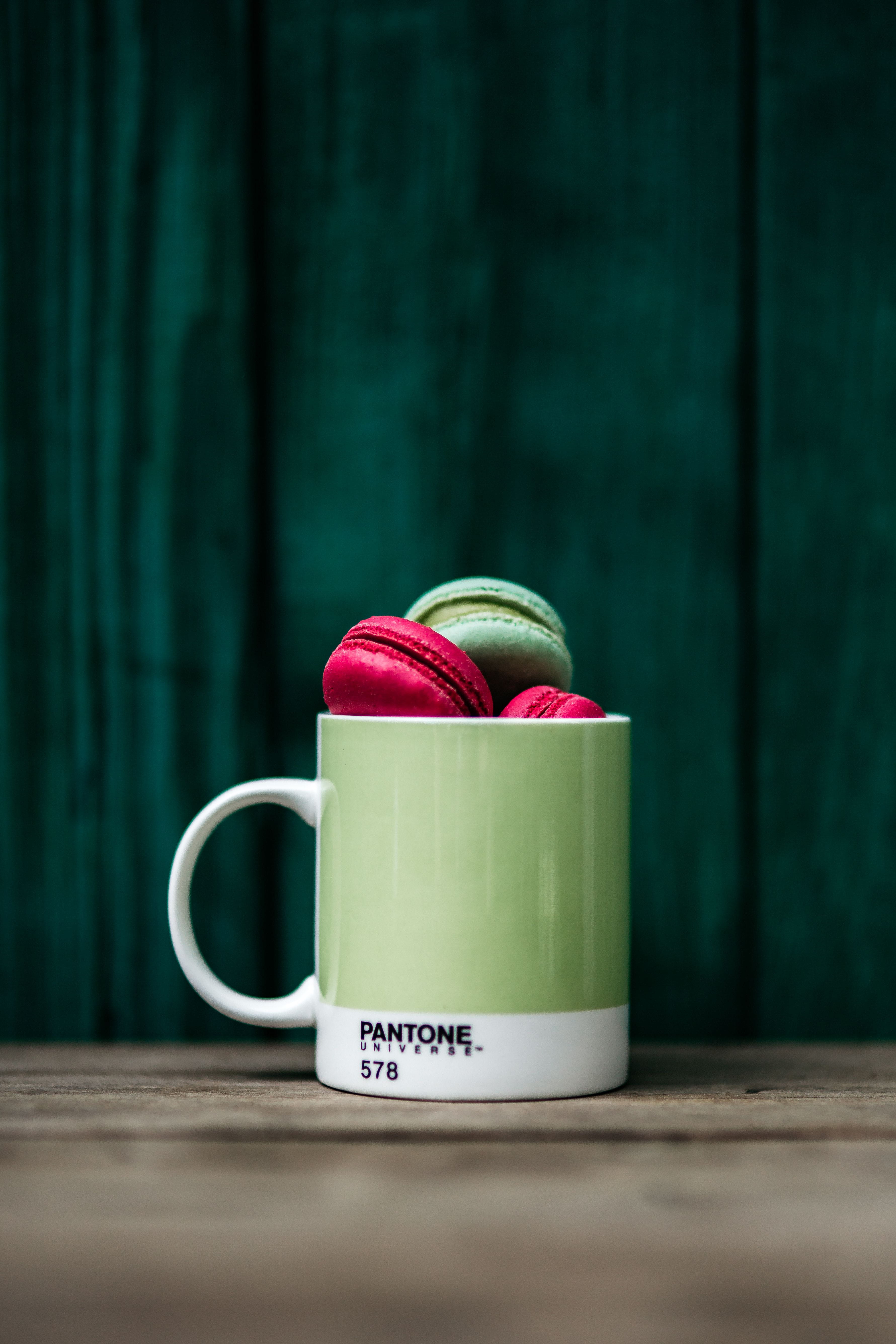 wood - Material, indoors, no people, 5K, green color, tasty, red, coffee - drink, food, macaron, Pantone, coffee cup, drink, crockery, Mug, western script, Phone HD Wallpaper