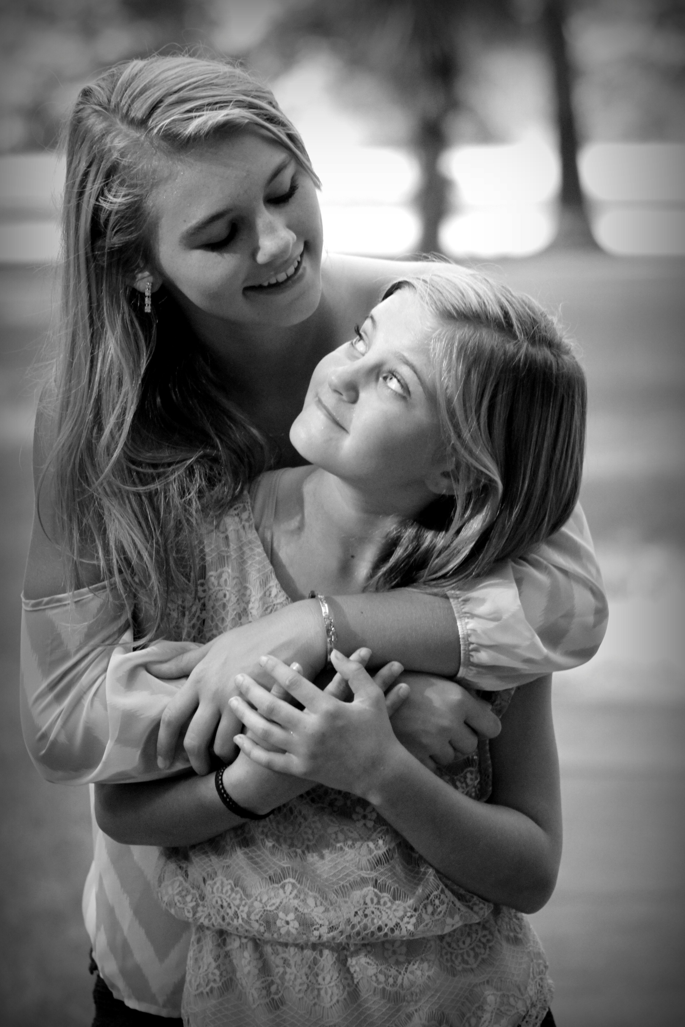 togetherness, leisure activity, people, care, focus on foreground, black And White, beauty, smile, women, daughter, together, affectionate, two, bonding, Phone HD Wallpaper
