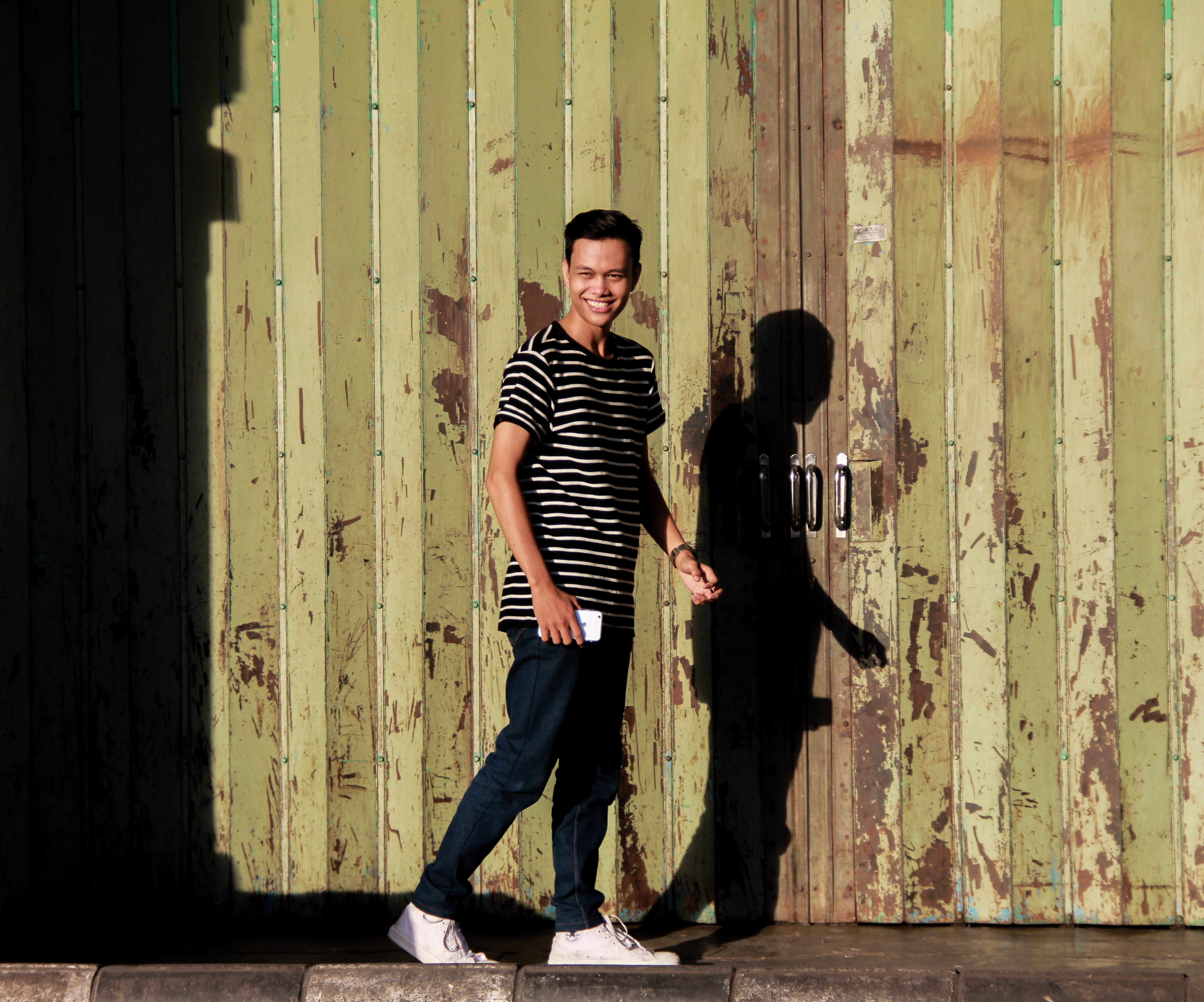 urban, motion, togetherness, smiling, kid, yellow, holding phone, male, people, fashion, woman, smile, shadow, young men, white, real people, hairstyle, HD Wallpaper
