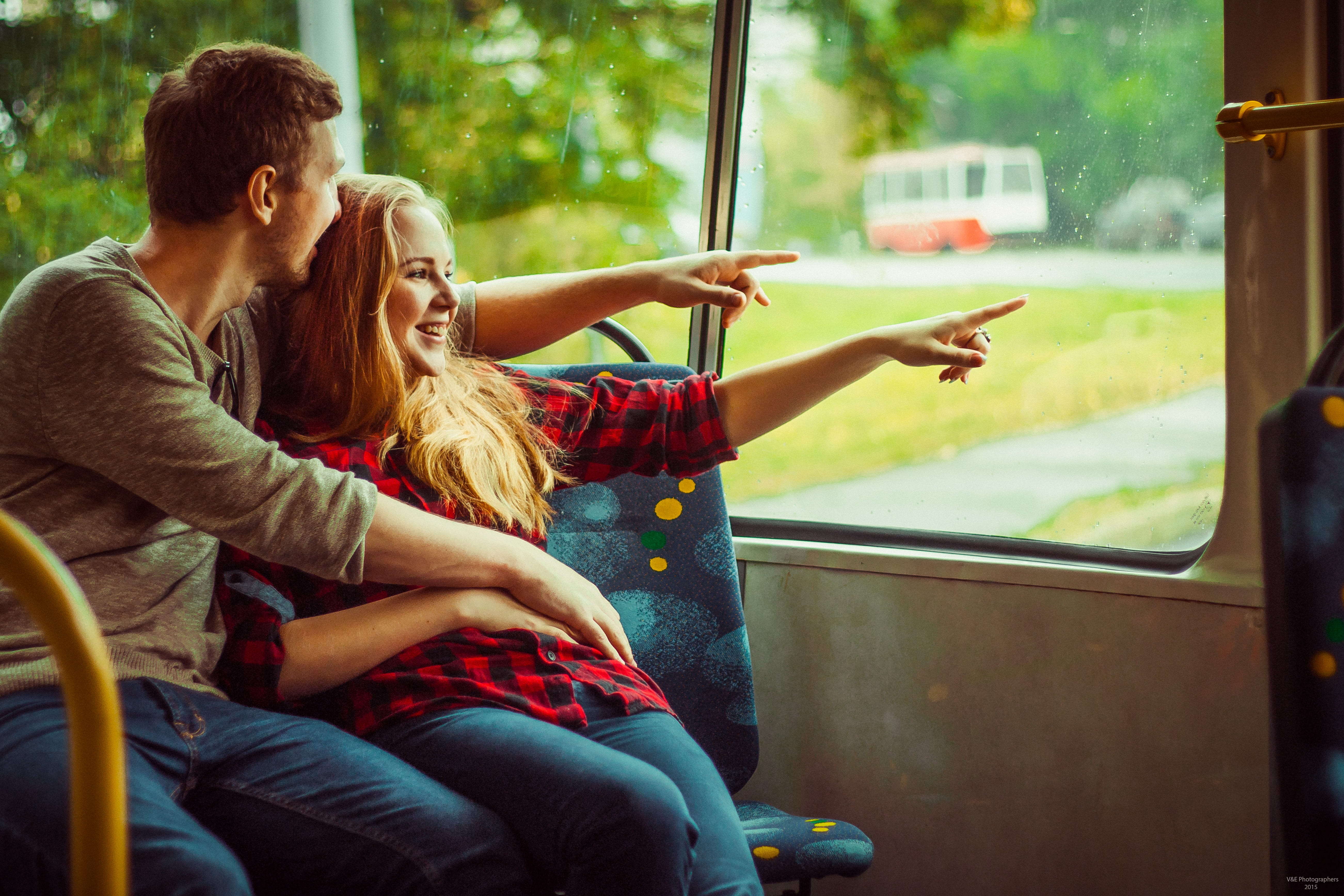 romance, couple - relationship, smiling, two, trolley bus, outdoors, glass - material, guy, emotion, young, travel, happiness, girl, mode of transportation, HD Wallpaper