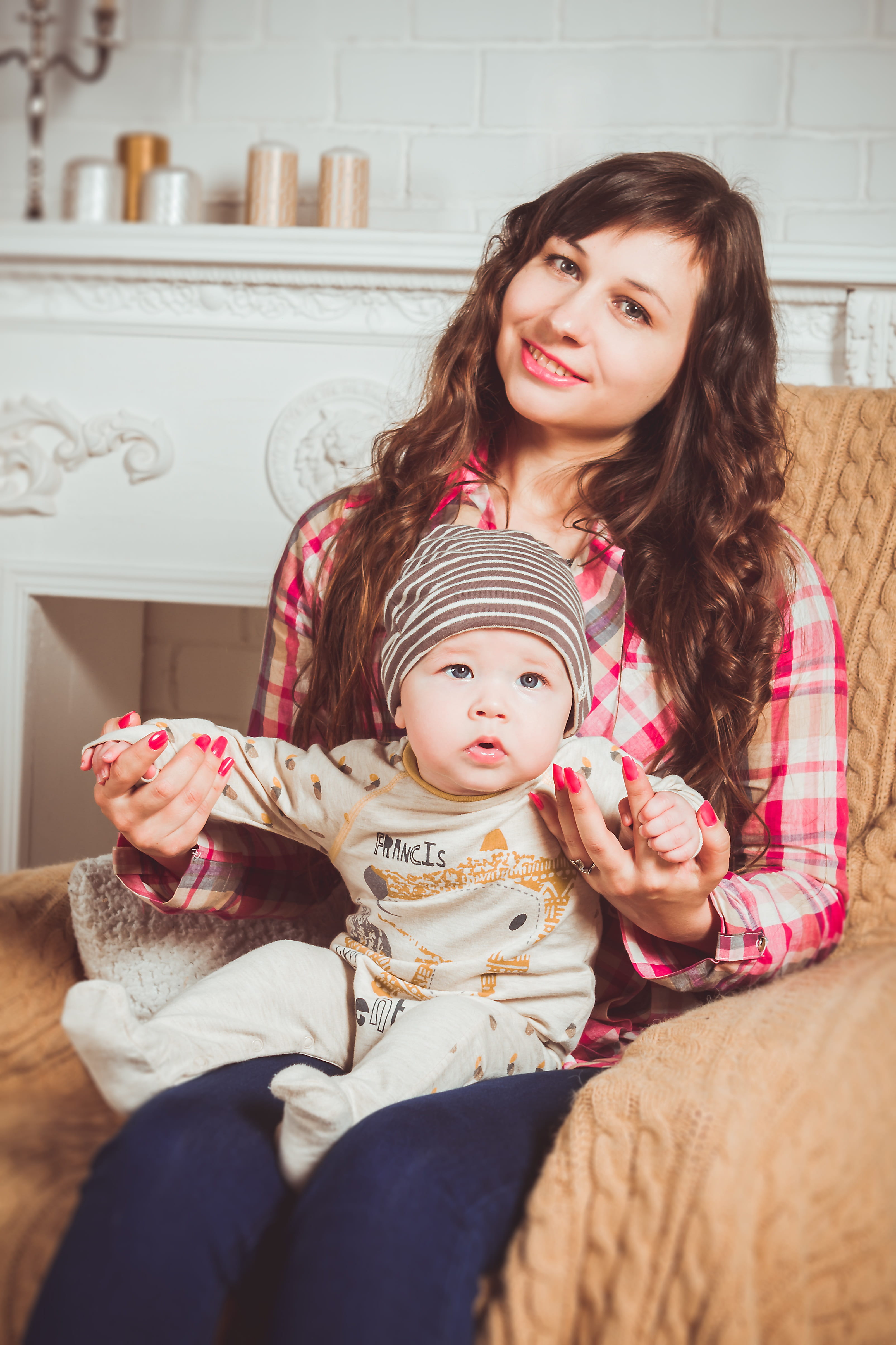 motherhood, mom, three quarter length, 4K, photo portrait, happiness, girls, hairstyle, armchair, women, casual clothing, childhood, real people, however, Phone HD Wallpaper
