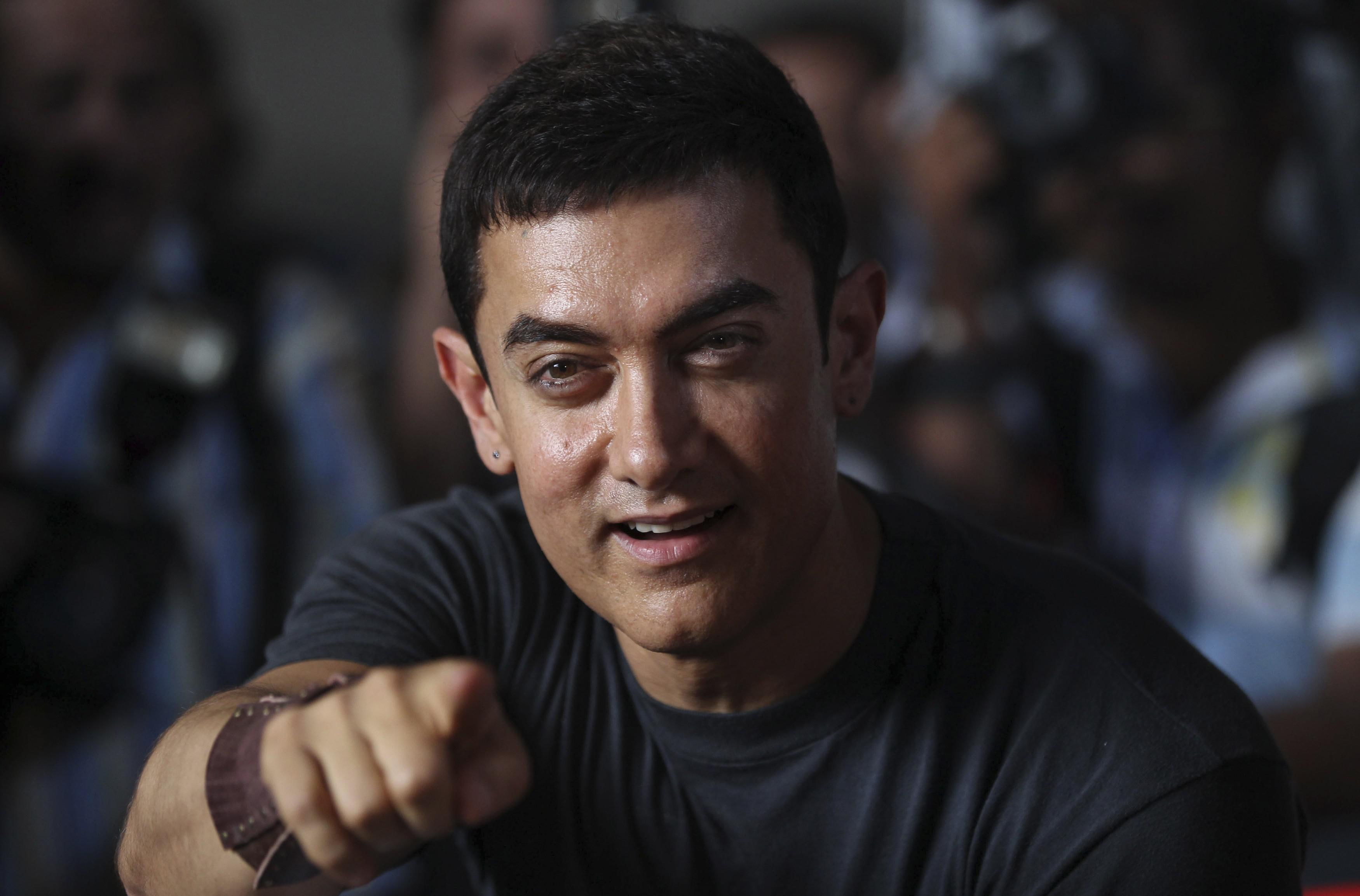 superstar, celebrity, 2K, bollywood superstar, gray, aamir, celebrities, boys, khan, wearing, man, neck, shirt, bollywood, crew, HD Wallpaper