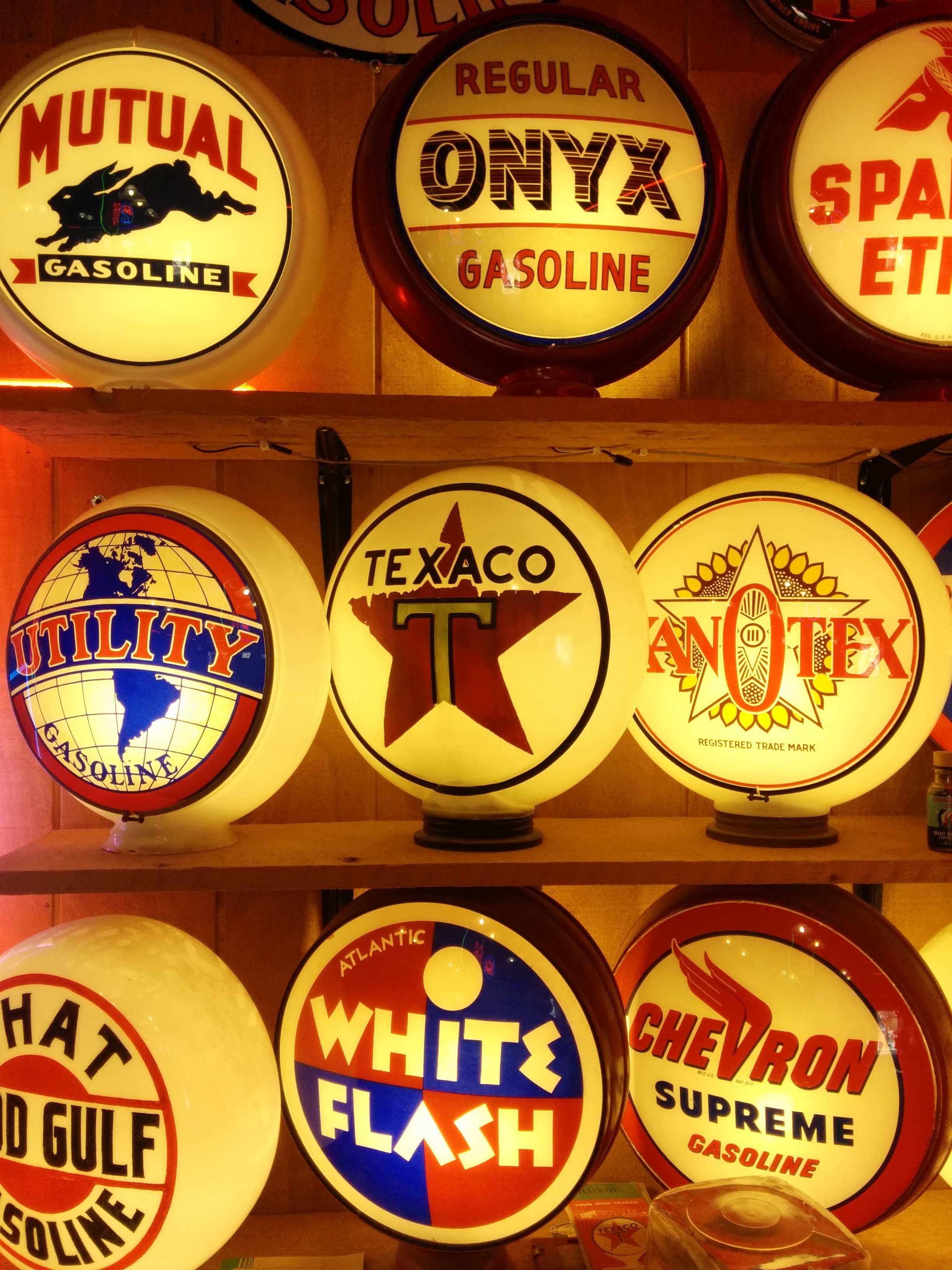 gasoline, circle, store, americana, close-up, petroleum, sign, lamps, signs, no people, shelf, large group of objects, retail, still life, retail display, Phone HD Wallpaper